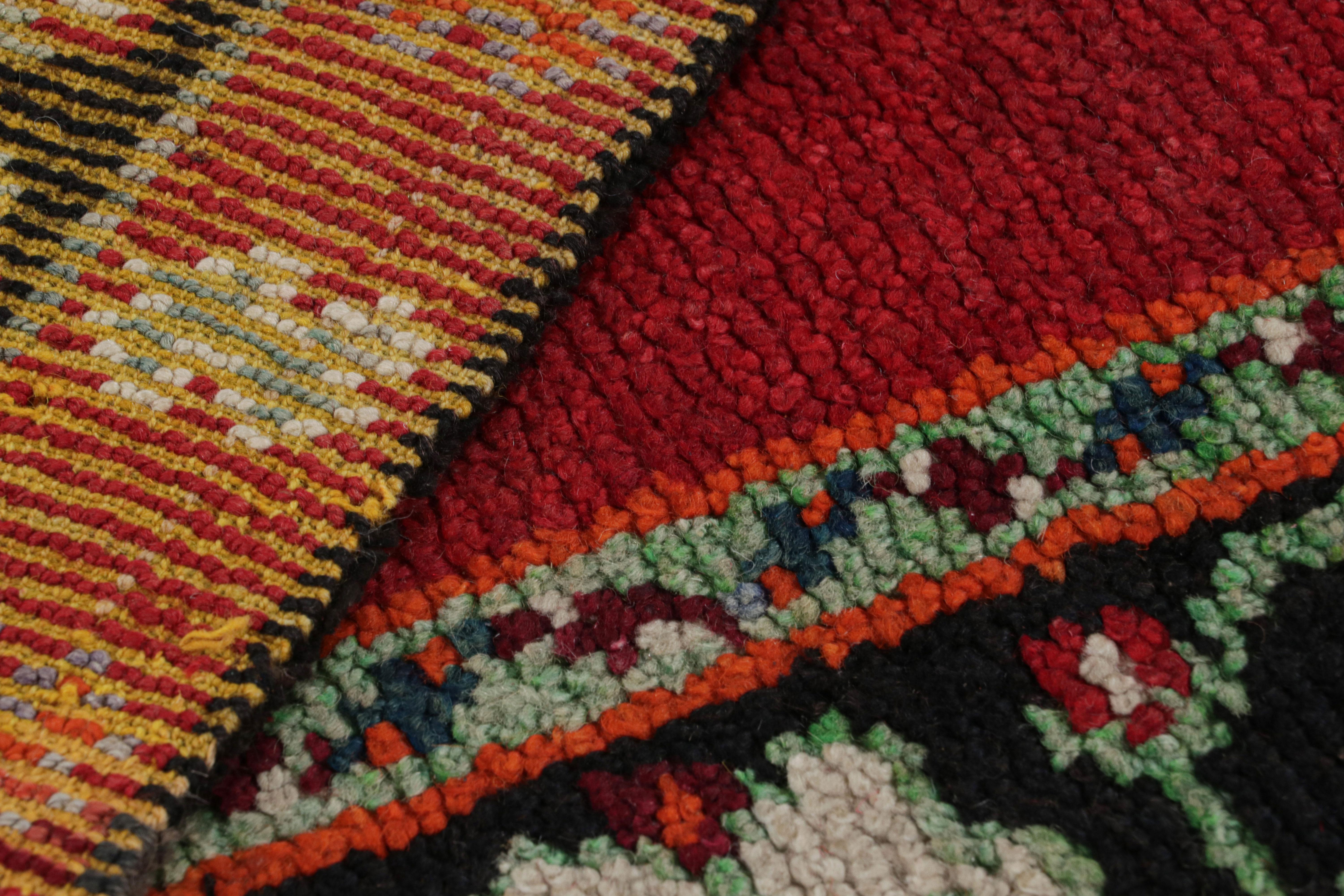 1950er Jahre Vintage Gabbeh Läufer rot Arts & Crafts Teppich von Teppich & Kelim aus der Jahrhundertmitte (Mitte des 20. Jahrhunderts) im Angebot