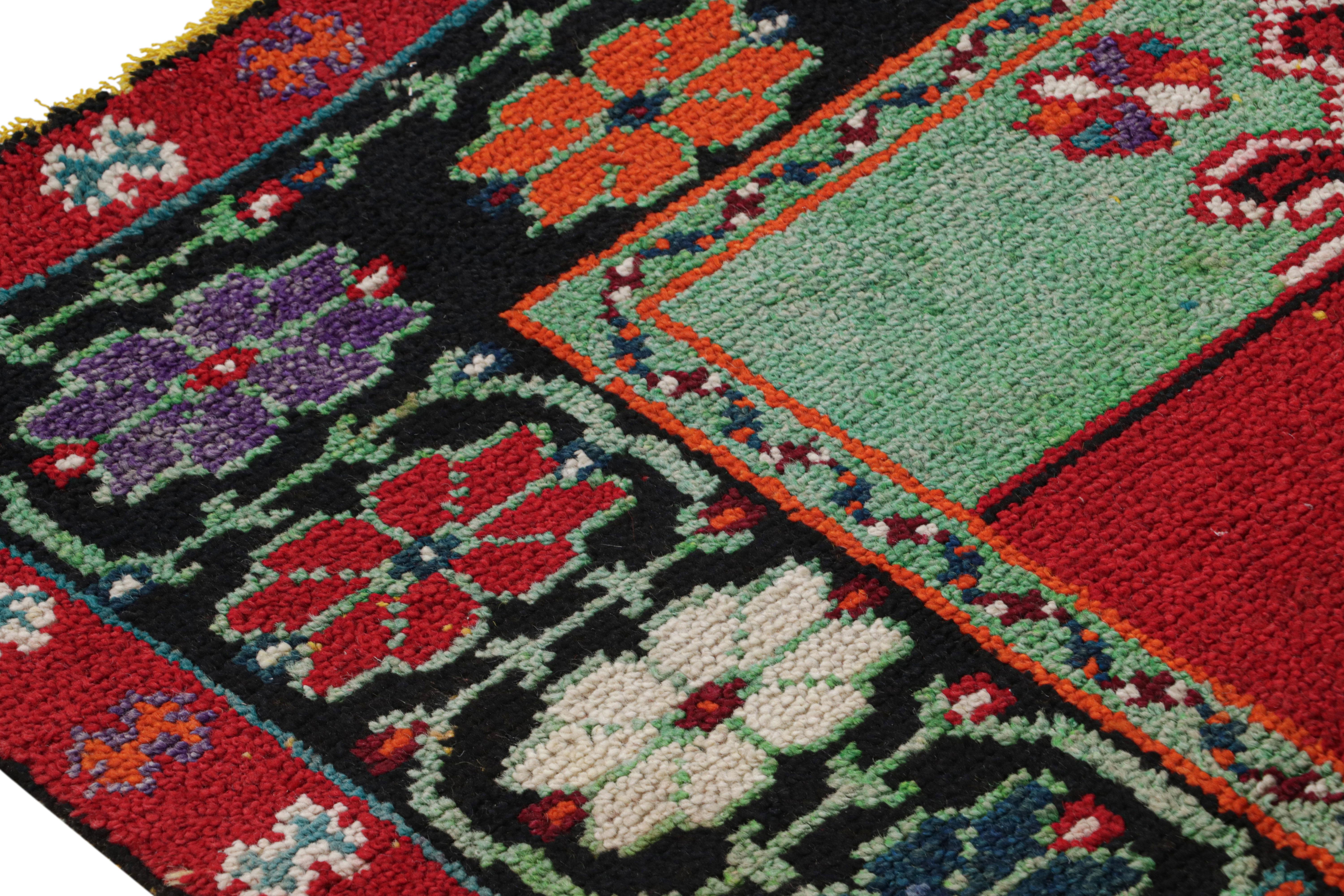 1950er Jahre Vintage Gabbeh Läufer rot Arts & Crafts Teppich von Teppich & Kelim aus der Jahrhundertmitte (Arts and Crafts) im Angebot