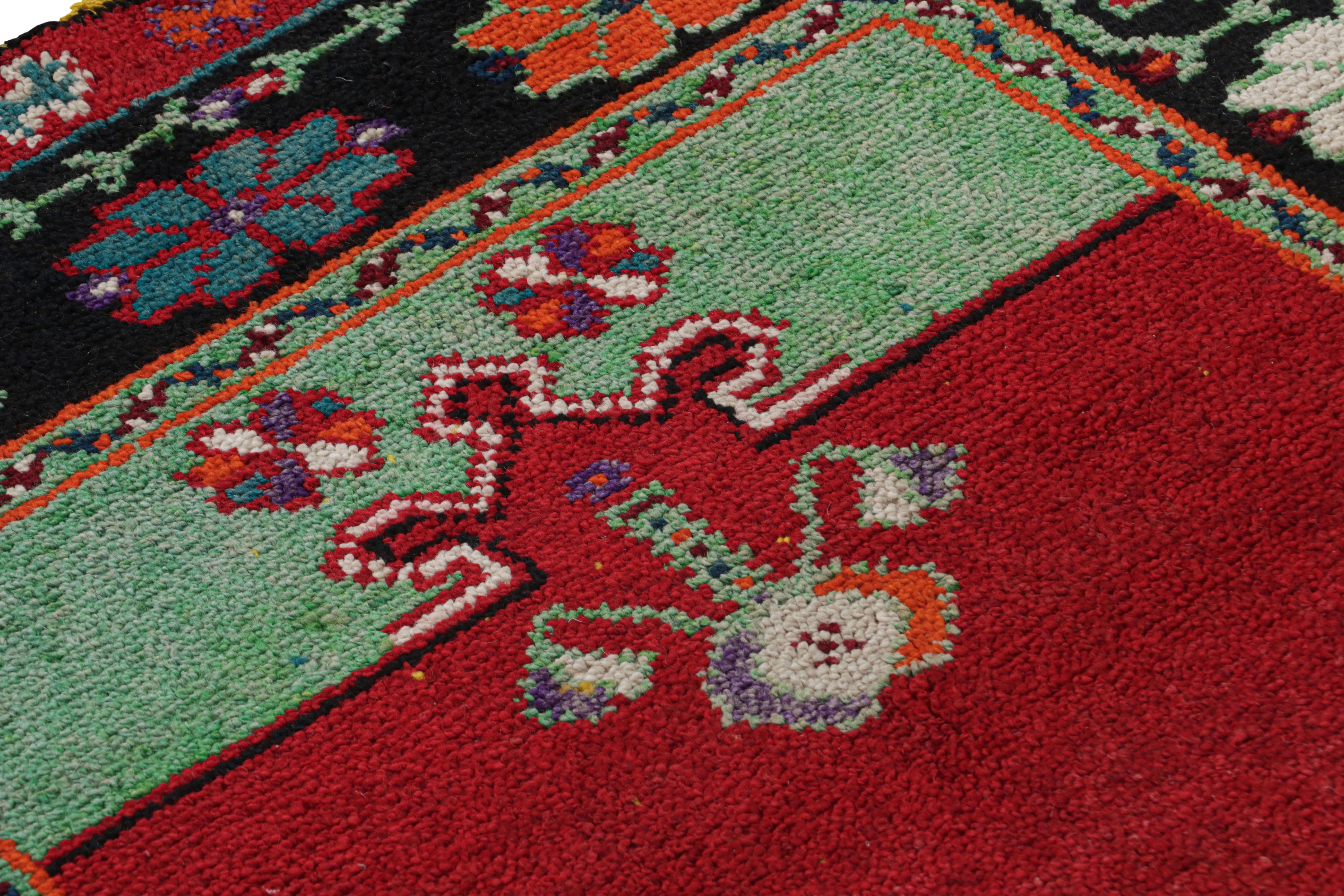 1950er Jahre Vintage Gabbeh Läufer rot Arts & Crafts Teppich von Teppich & Kelim aus der Jahrhundertmitte im Zustand „Gut“ im Angebot in Long Island City, NY