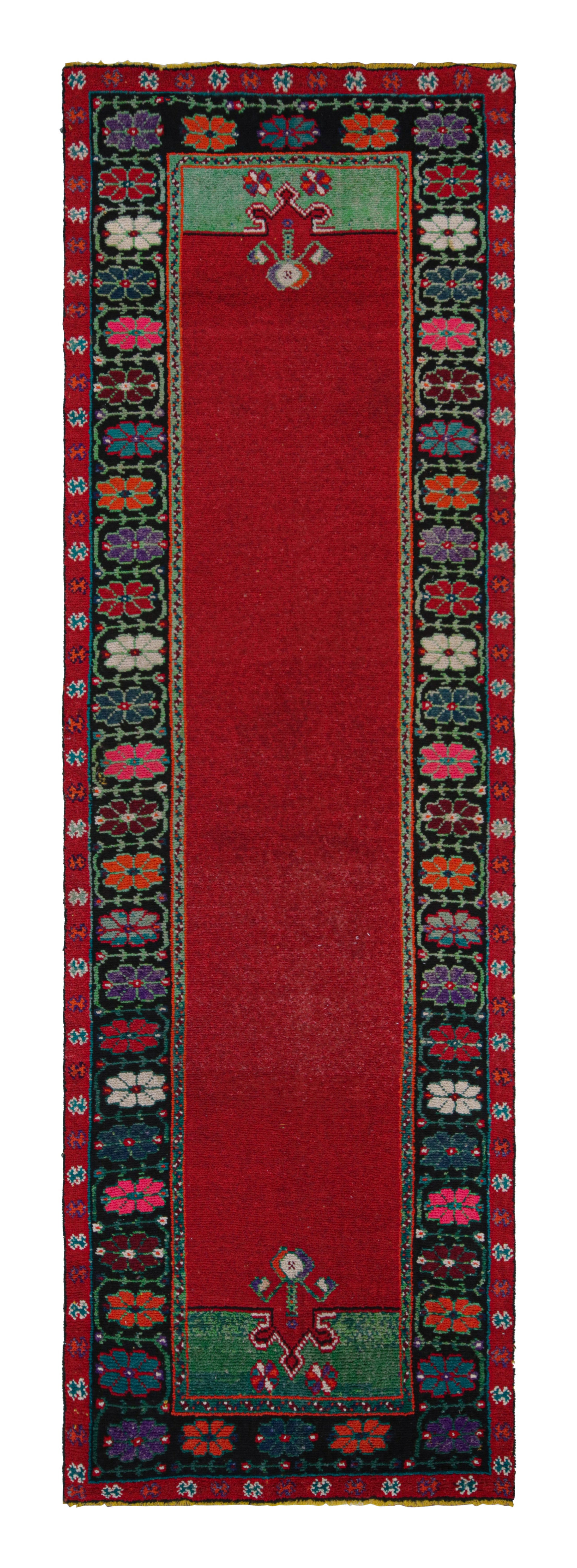 1950er Jahre Vintage Gabbeh Läufer rot Arts & Crafts Teppich von Teppich & Kelim aus der Jahrhundertmitte im Angebot