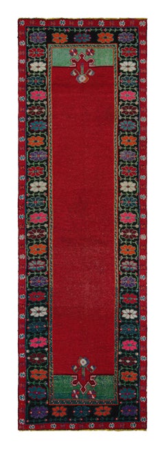 1950er Jahre Vintage Gabbeh Läufer rot Arts & Crafts Teppich von Teppich & Kelim aus der Jahrhundertmitte