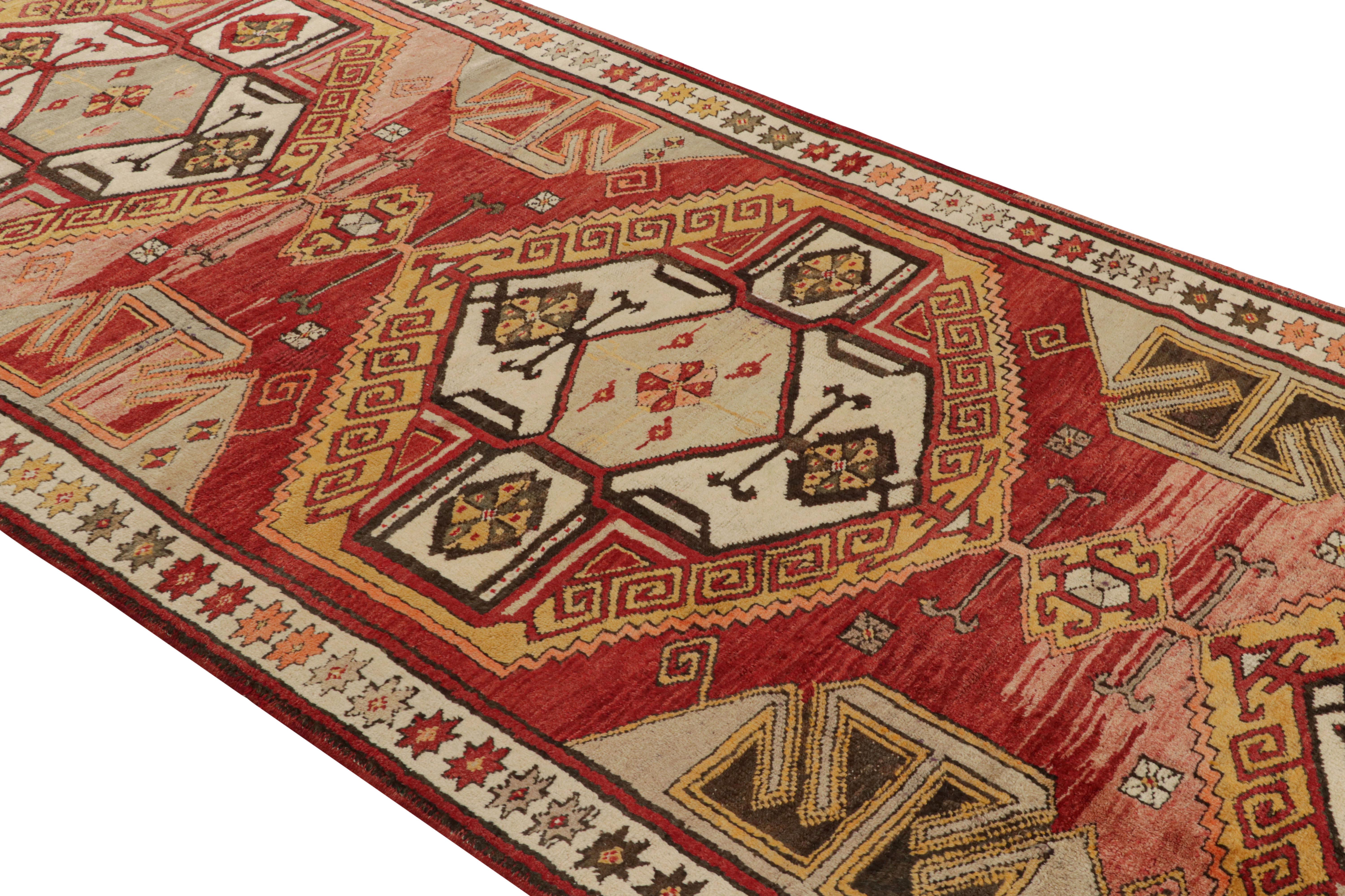 Dieser handgeknüpfte Teppich aus der Mitte des Jahrhunderts stammt aus der Region Konya in der Türkei (ca. 1950-1960) und besticht durch seine atypischen rosa und roten Schattierungen, die sich mit den klassischen Medaillonmustern abwechseln. Kenner