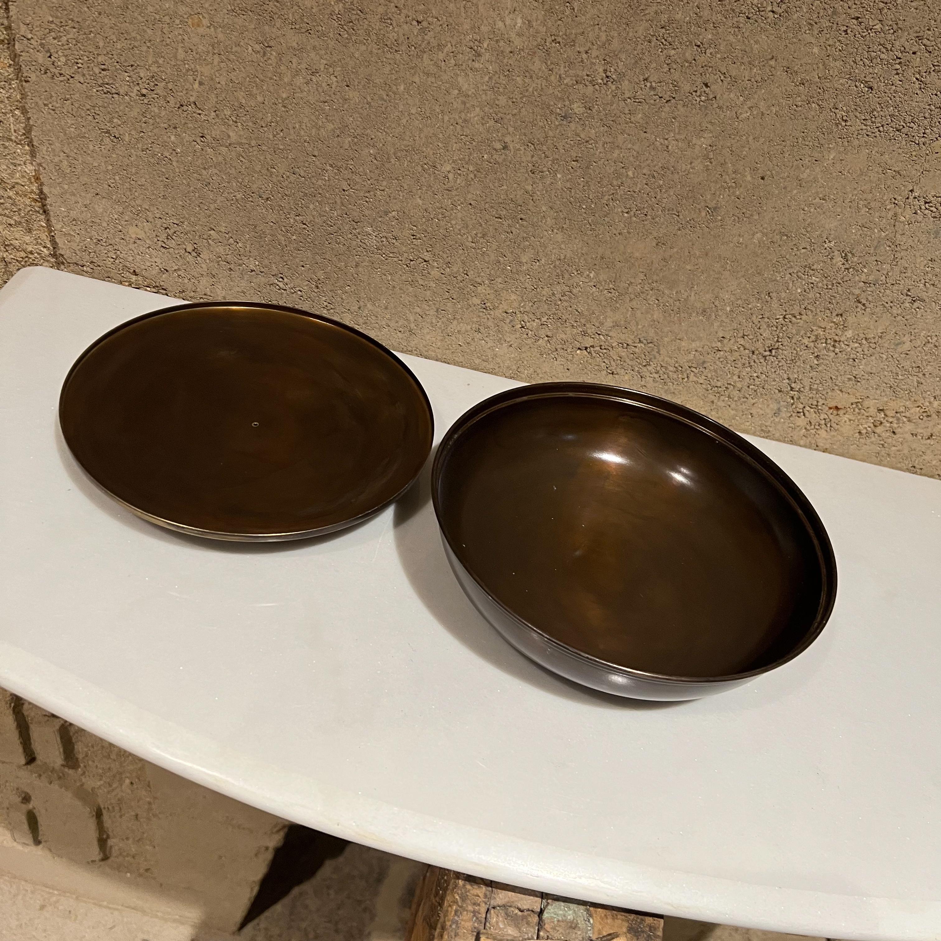 Metà XX secolo Ciotola con coperchio in ottone patinato del 1950, stile Tommi Parzinger in vendita