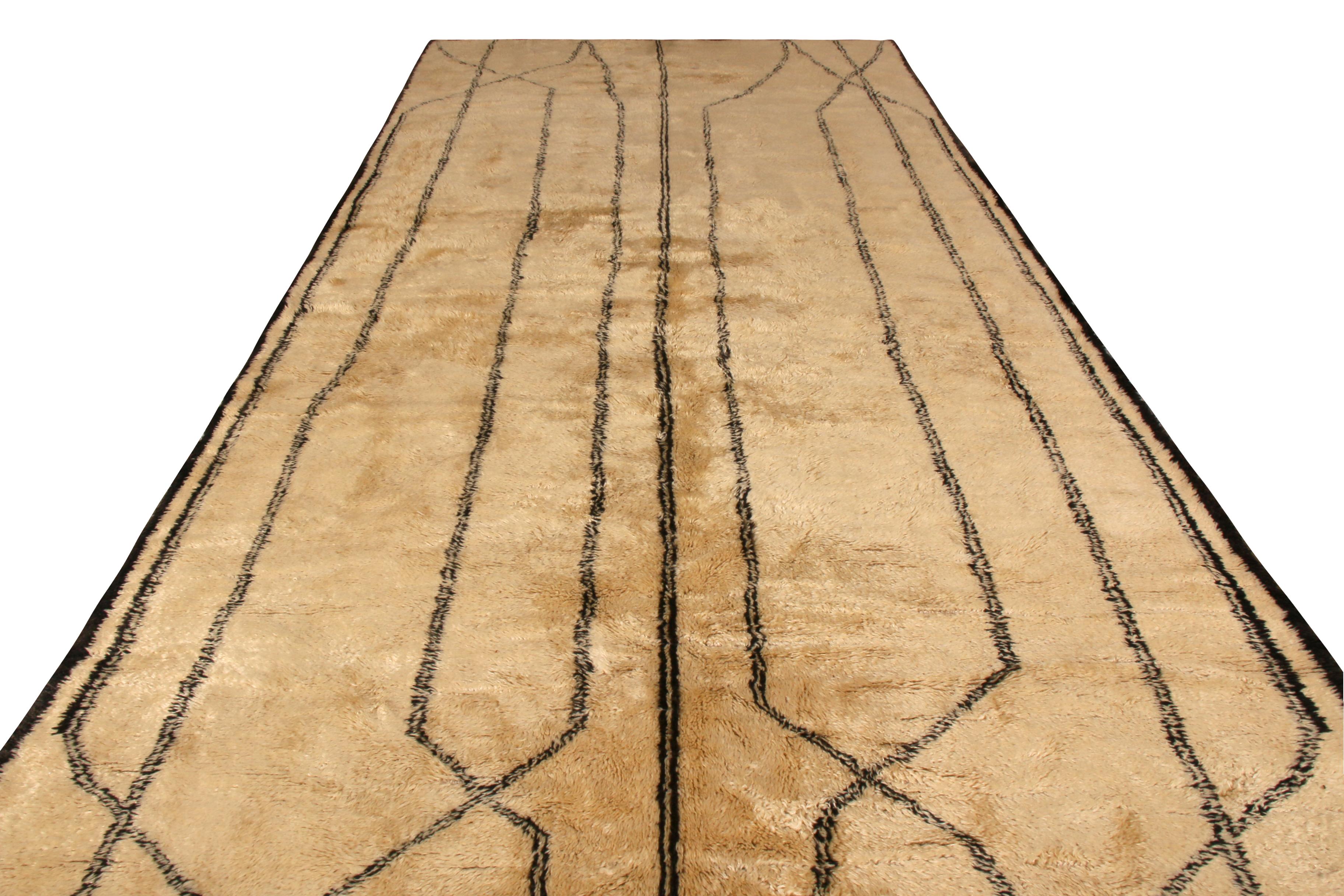 Anudada a mano en Marruecos entre 1950 y 1960, esta alfombra marroquí de mediados de siglo goza de un estado excepcional y de un tamaño de galería poco frecuente en una alfombra marroquí vintage de esta época (ya que los telares marroquíes de este