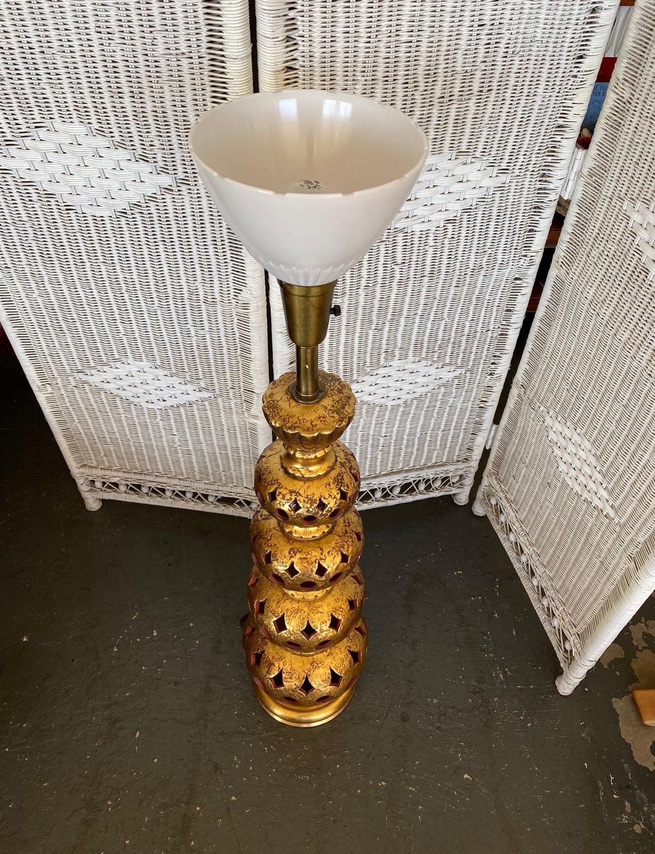 🌟 ¡Presentamos la impresionante lámpara dorada de mediados de siglo de Nardini Studios! 🌟

¡Eleva tu espacio vital con un toque de elegancia vintage! Te presentamos nuestra exquisita lámpara de sobremesa o de pie de mediados de siglo, fabricada