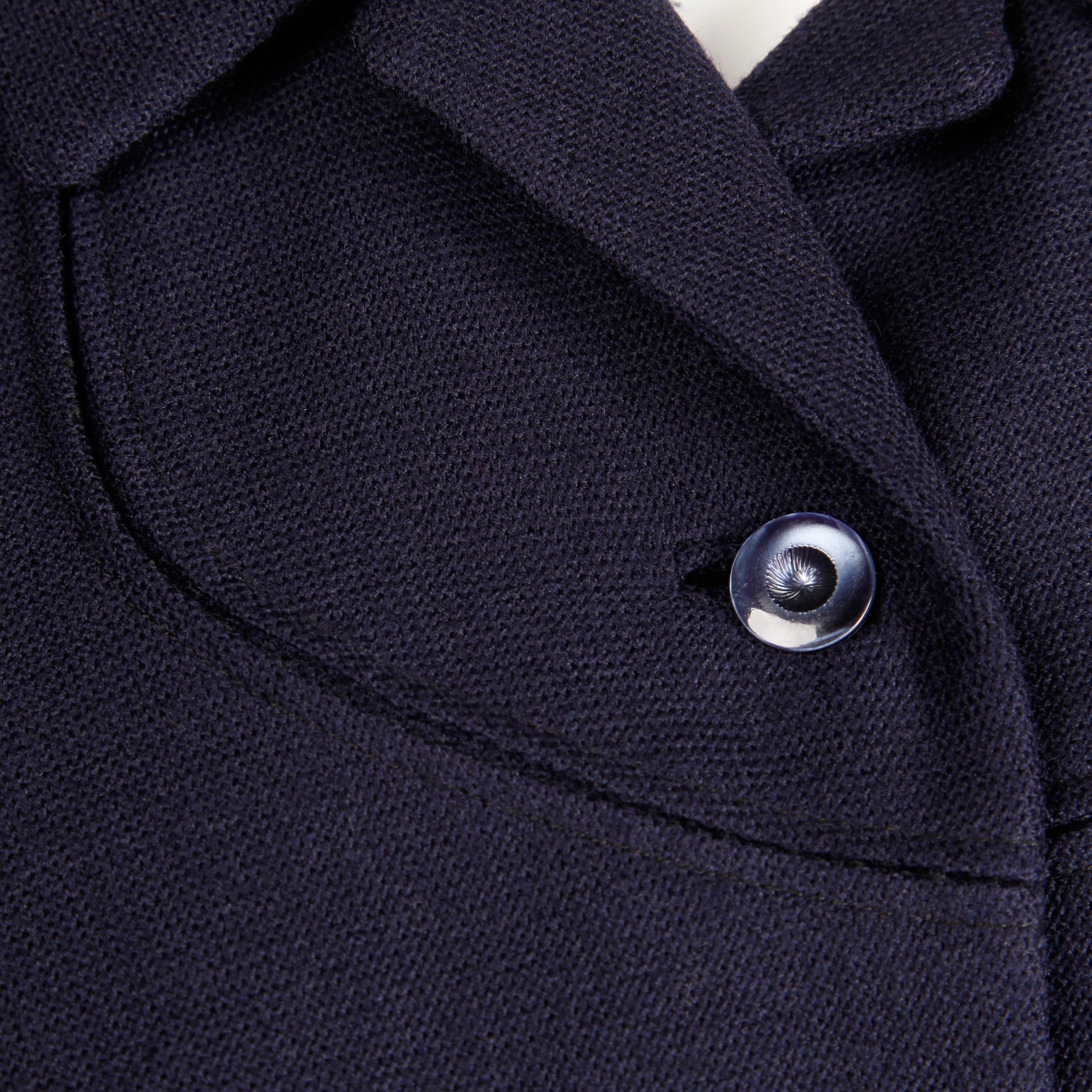 Hübsche Vintage-Blazerjacke aus dunkelblauer Wolle aus den frühen 1950er Jahren. Vollständig gefüttert mit Knopfverschluss vorne. Unter dem Futter sind kleine Schulterpolster eingenäht. Passt einer modernen Größe XS. Die Büste misst 35