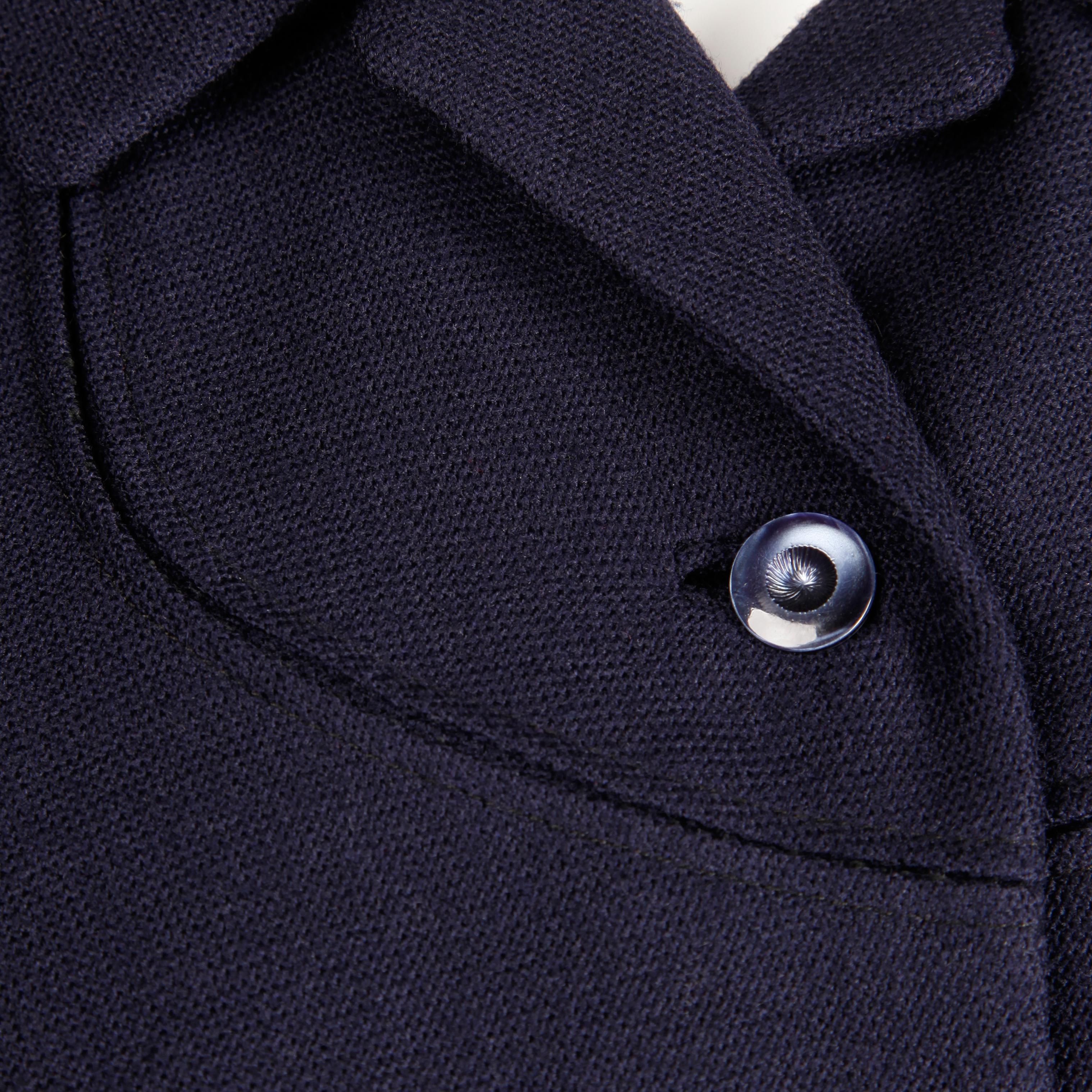 Una deliziosa giacca blazer vintage dei primi anni '50 in lana blu navy. Completamente foderato con chiusura frontale a bottoni. Sotto la fodera sono cucite delle piccole spalline. Si adatta a una moderna taglia XS. Il busto misura 35