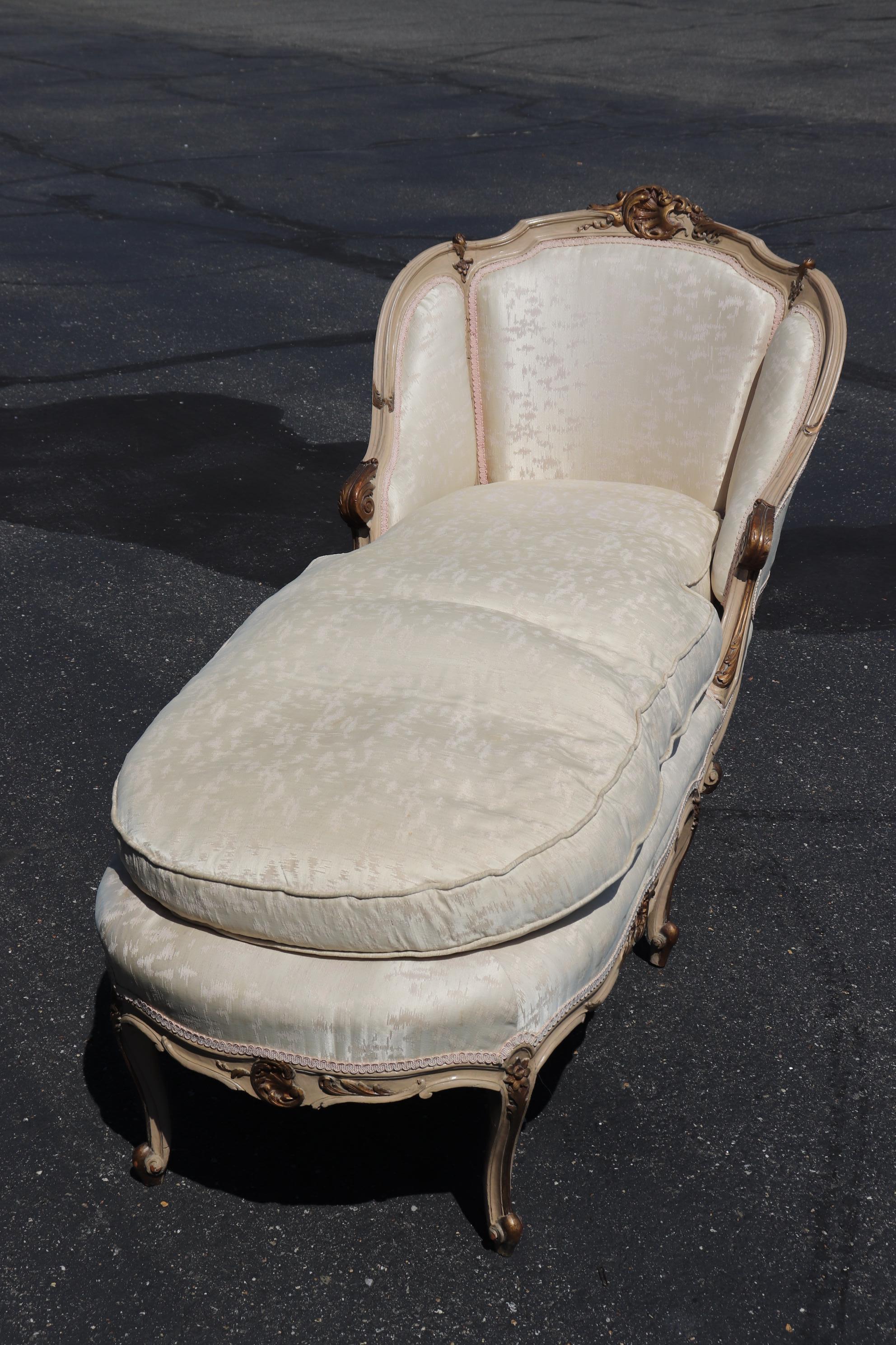 1950s Vintage Off-White Painted French Louis XV Daybed Chaise In Good Condition In Swedesboro, NJ