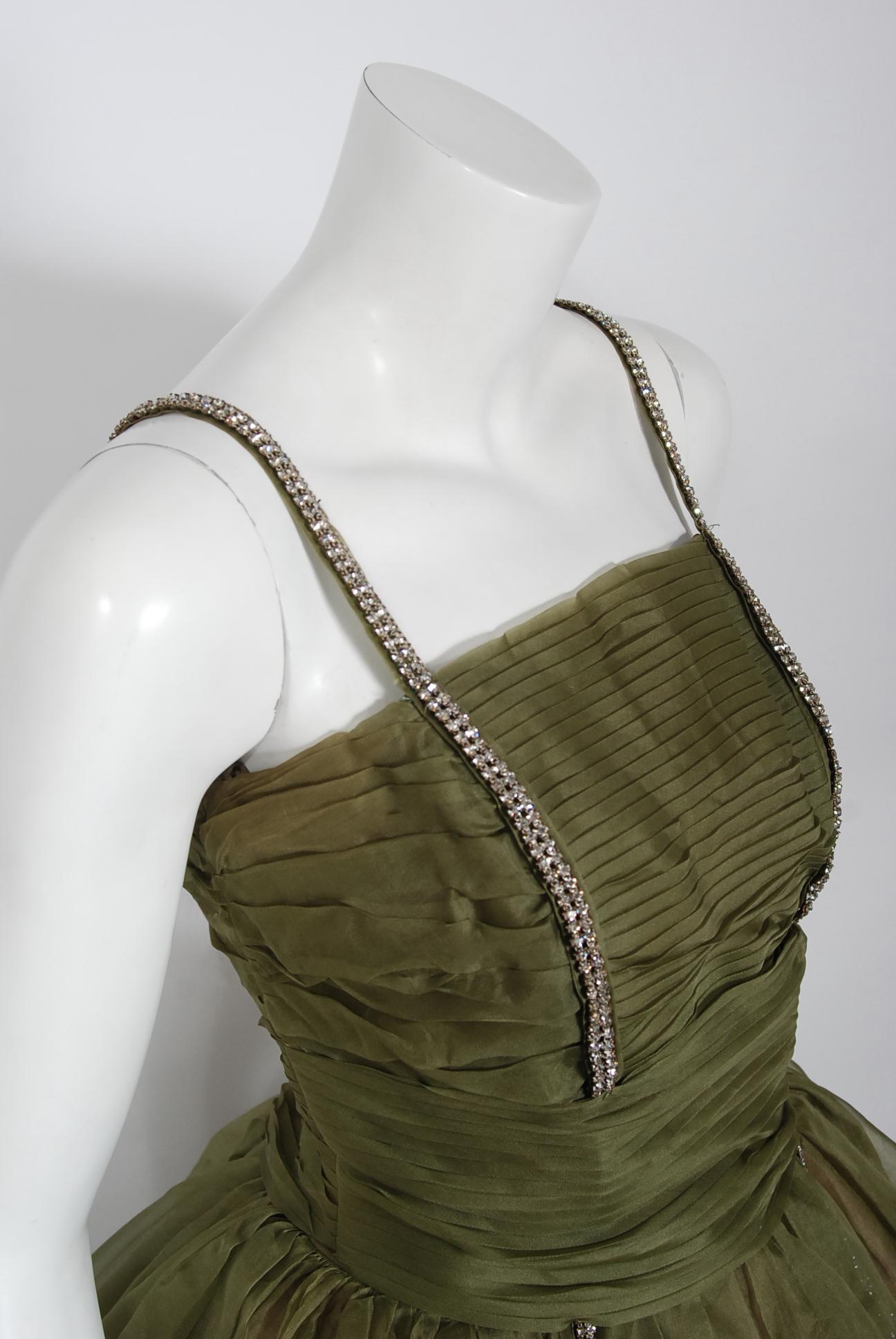 Marron Robe vintage plissée en organza de soie vert olive avec strass, années 1950  en vente