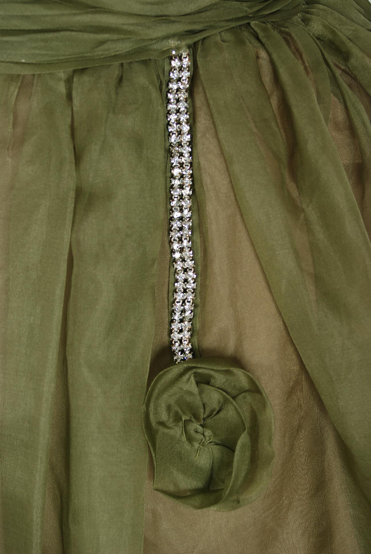 Robe vintage plissée en organza de soie vert olive avec strass, années 1950  Pour femmes en vente