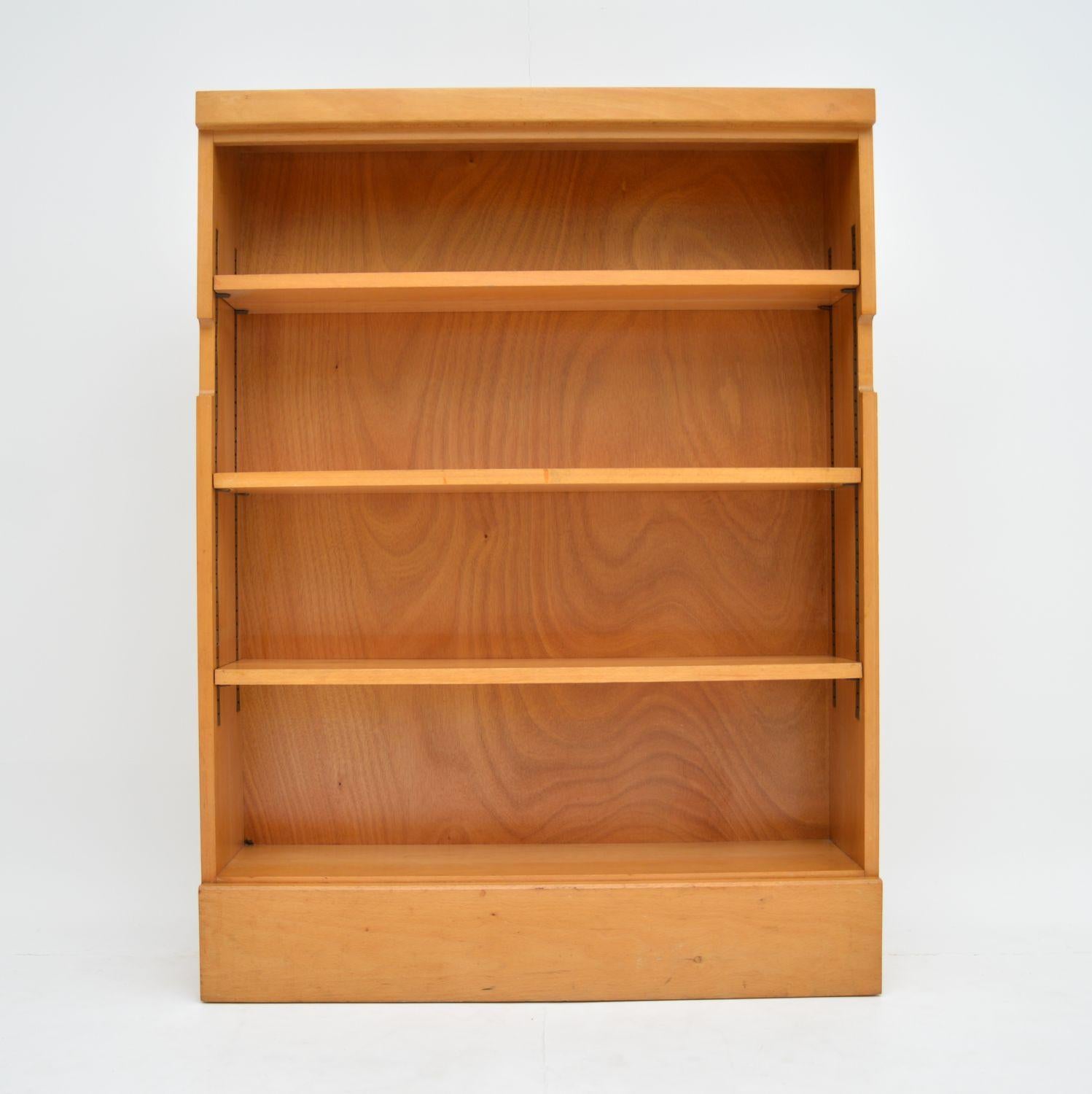 A smart and very useful vintage open bookcase, this dates from the 1950s-1960s. It was made by Kandya, and was most likely designed by Frank Guille. This is in lovely vintage condition, with only some minor wear to be seen. The shelves are removable