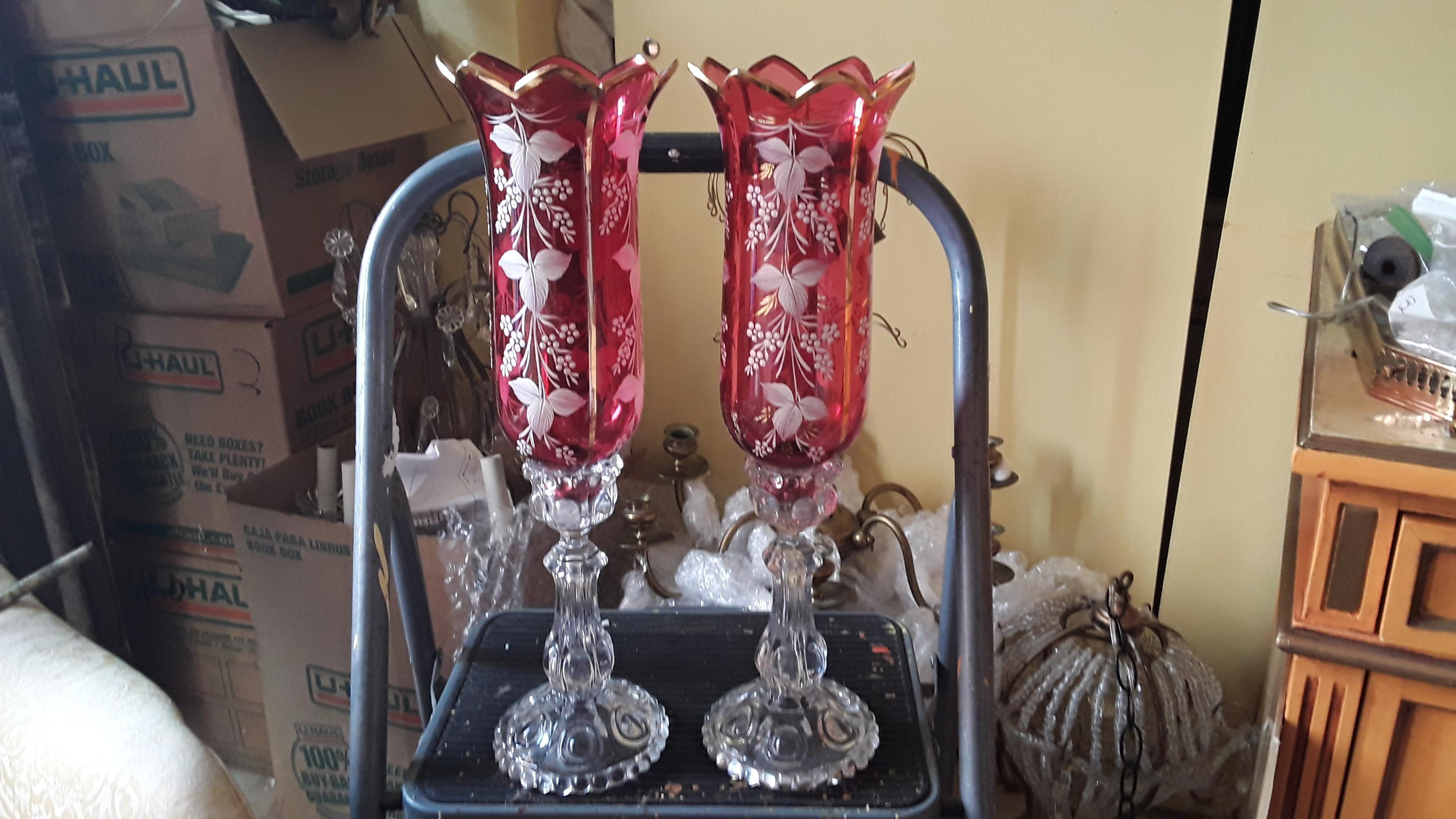 Pair Vintage Französisch Baccarat Kerzenhalter / Tischlampen mit roten Schirmen. Die Schirme sind von Hand mit einem floralen Relief bemalt. Klare Medaillon-Serie Basis. Kauf eines französischen Anwesens. Unmarkiert.