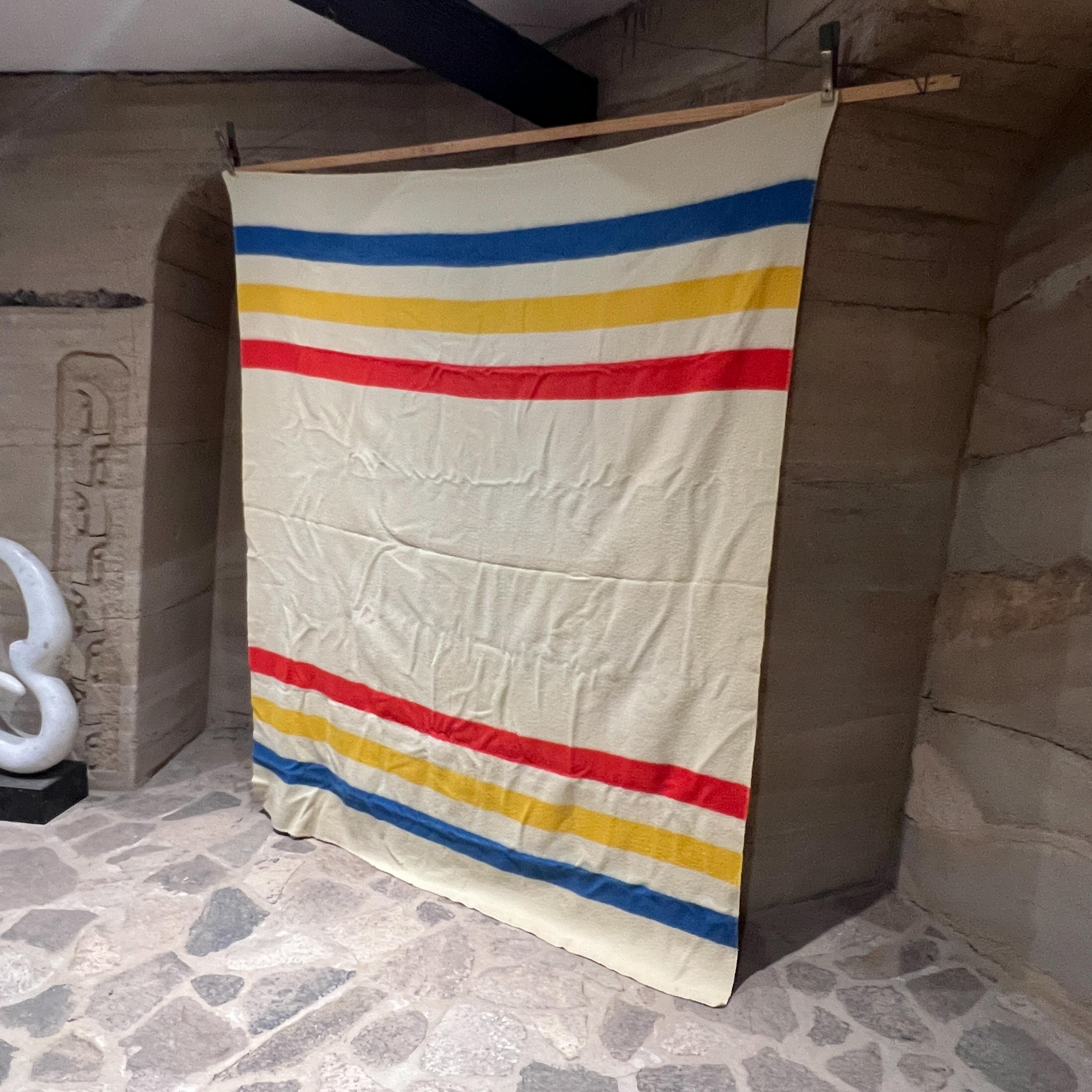 Coperta vintage interamente in lana di JC Penney's
dopo Pendleton
Bianco sporco, rosso, giallo e blu
Conserva l'etichetta originale.
72 x 88
Condizioni originali usate
Fai riferimento alle immagini
