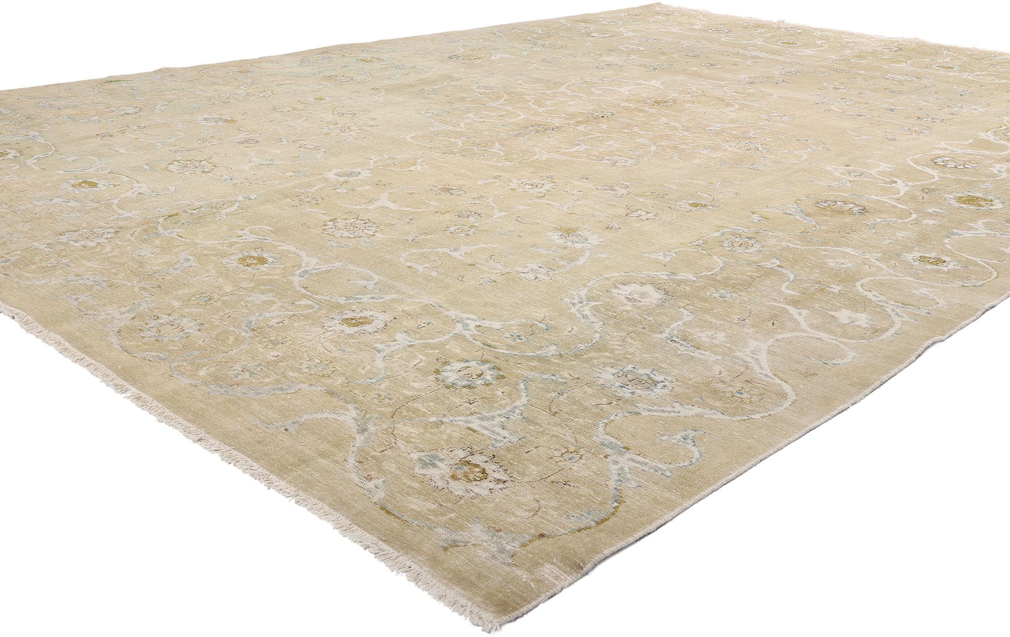 79121 Persischer Kashan-Teppich im Vintage-Stil, 10'02 x 13'03. Dieser handgeknüpfte persische Kashan-Teppich aus Wolle ist eine meisterhafte Mischung aus rustikaler Eleganz und zeitloser Kunstfertigkeit und verkörpert das bleibende Erbe persischer