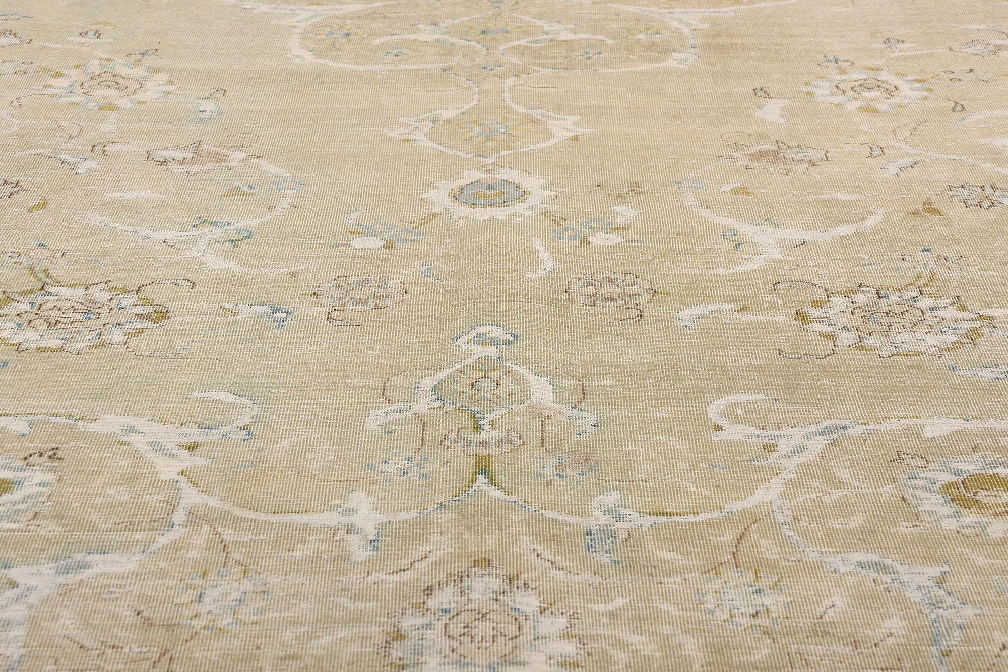 Persischer Kashan-Teppich aus den 1950er Jahren, verwitterte Finesse trifft auf belgischen Chic im Zustand „Starke Gebrauchsspuren“ im Angebot in Dallas, TX