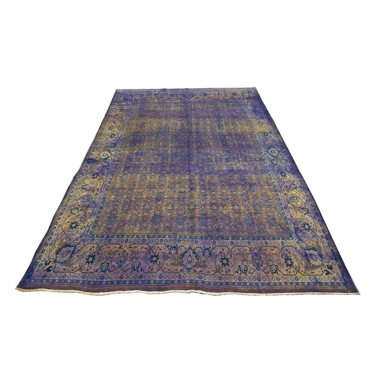  Ashly Fine Rugs présente un tapis Vintage Persan Mahal Modern Overdye 7x10 Purple fait à la main. Originaires de la région de Mahallat en Perse (Iran central), les tapis Mahal sont très recherchés par les décorateurs d'intérieur et les connaisseurs