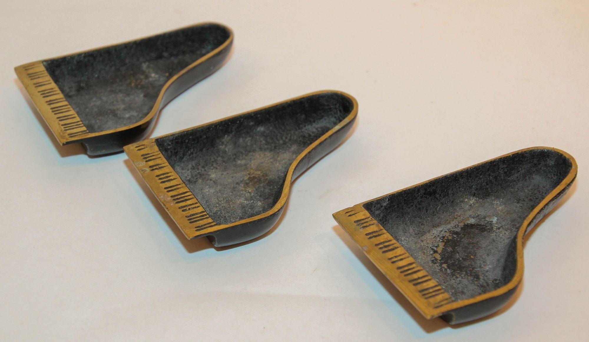 1950's Vintage Piano Form Brass Ashtray Israel Set of 3.
These brass ashtrays are shaped like a grand piano handcrafted by Dayagi of Israel.
Mid-Century Dayagi Brass Ashtrays - a Set of 3.
Vintage Dayagi Black Enameled Brass Metal and Ashtrays Made