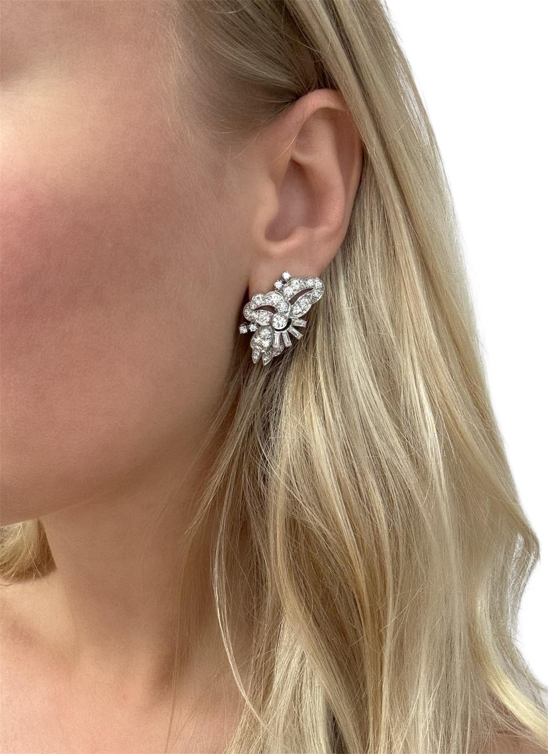 Rappelant les nuages traversés par les rayons du soleil, ces magnifiques boucles d'oreilles contiennent de vieux objets européens,  diamants de forme transitionnelle et baguette pesant environ 4,00 carats au total. La boucle d'oreille idéale pour