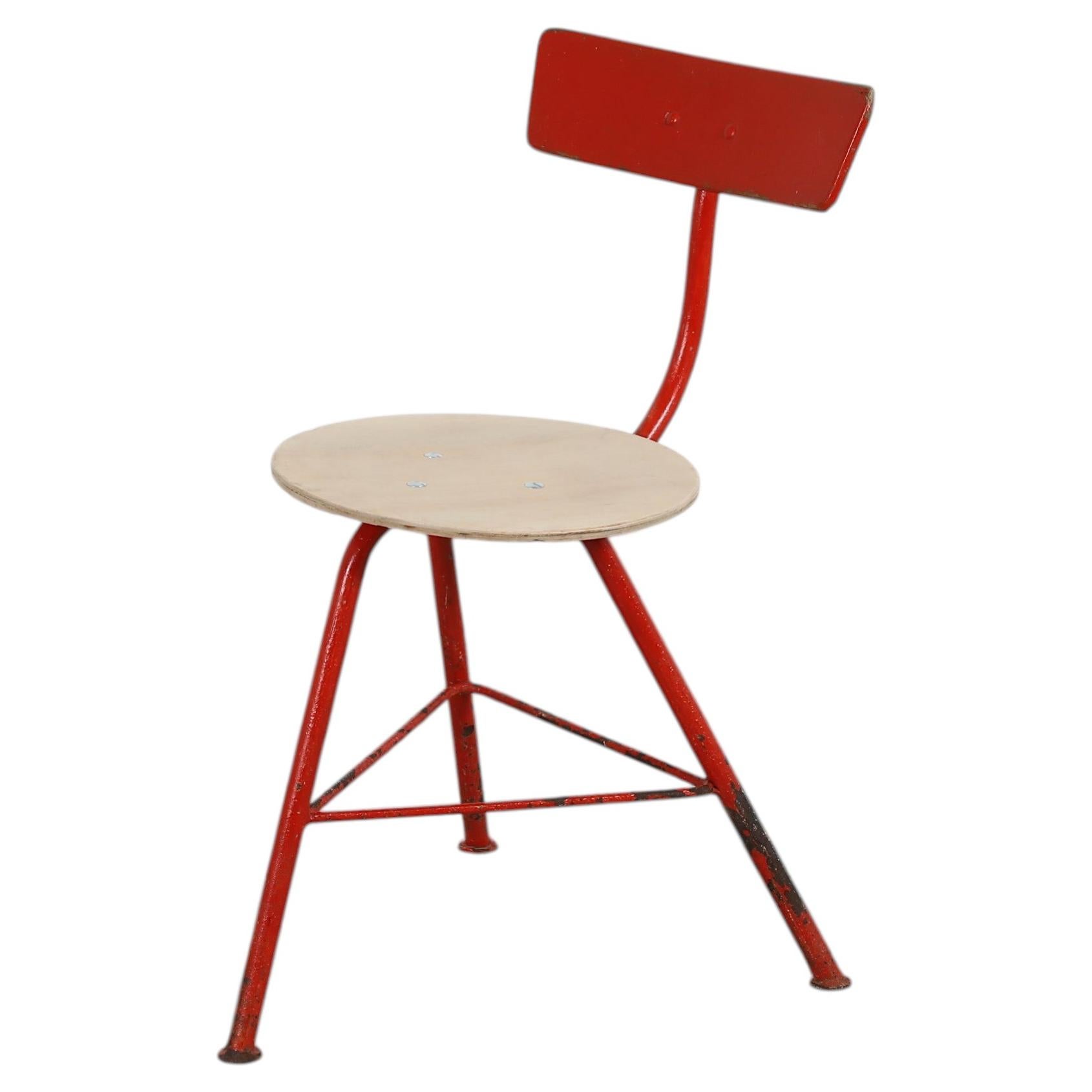 Vintage-Dreibeinstuhl aus den 1950er Jahren, osteuropäisches Design, Metallrohr