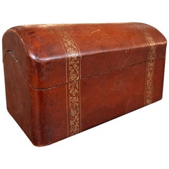 Caja vintage de los años 50 de cuero en tonos rojizos, con tapa abombada y bandas florales