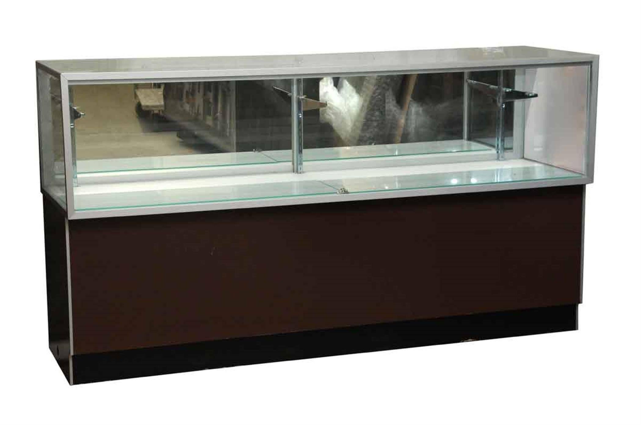 schmuckvitrine aus den 1950er Jahren mit Glasböden, verspiegelter Rückwand und darunter liegendem Staufach. Diese können Sie an unserem Standort 400 Gilligan St. in Scranton (Pennsylvania) besichtigen.