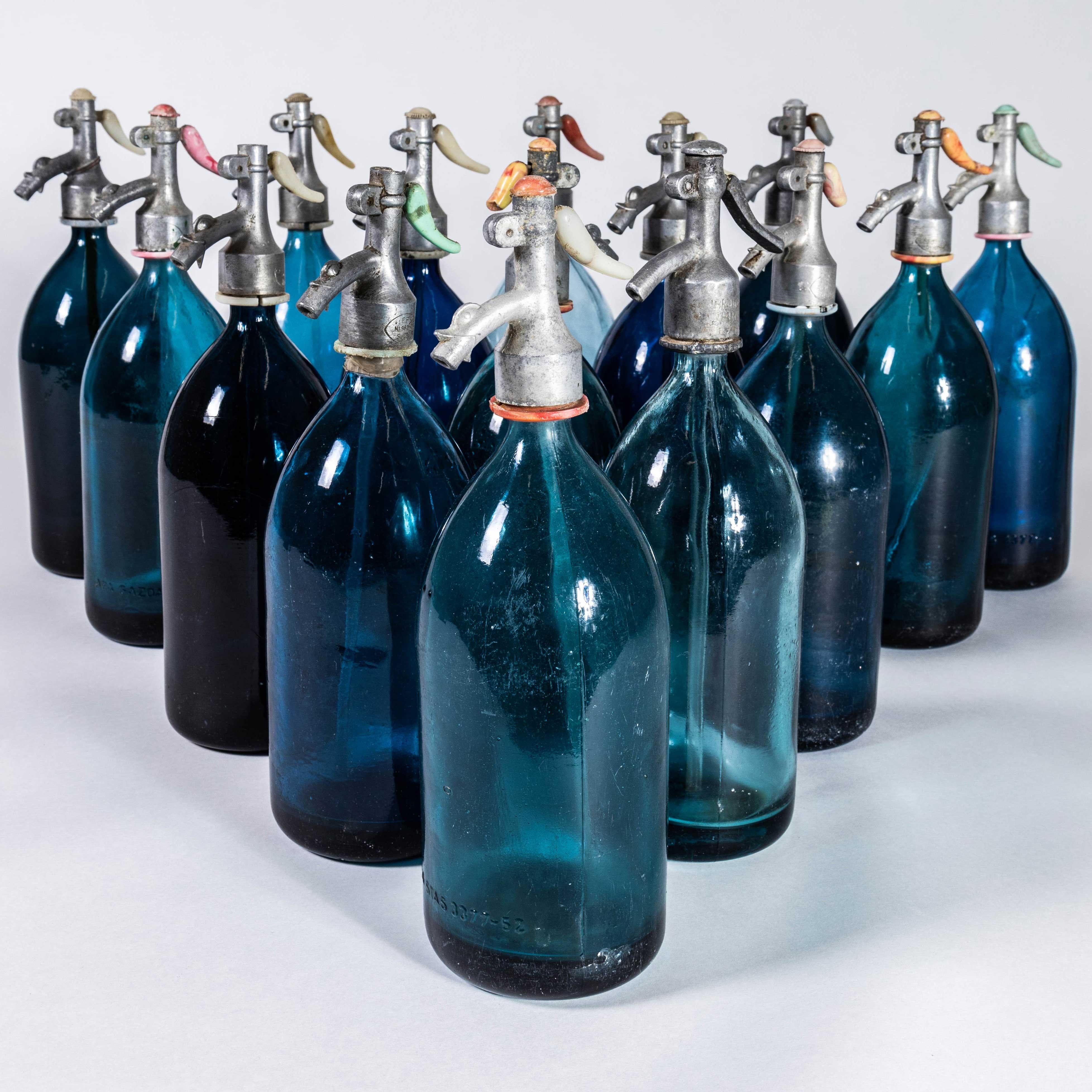 Sifones de soda rumanos vintage de los años 50 - Vidrio azul. Originales sifones de soda de cristal coloreado procedentes de Rumanía. Colores y gráficos excepcionales que se venden como artículo decorativo. El anuncio es para un sifón, selección