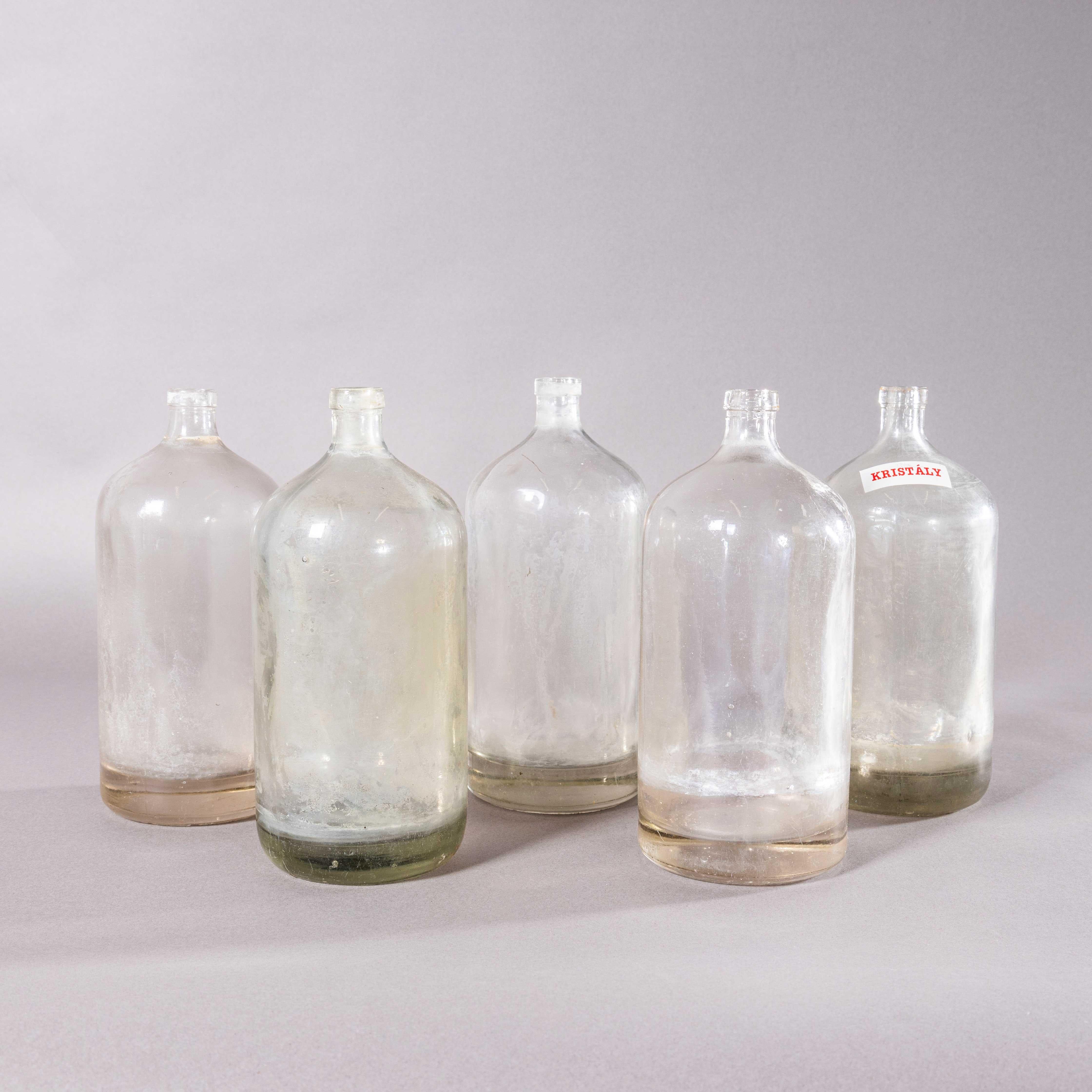 Bouteilles de soda roumaines des années 1950 sans siphon - Verre clair. 
Siphons à soda en verre transparent d'origine roumaine. Vendu comme objet de décoration. L'offre concerne une bouteille, sélectionnée au hasard lors de la cueillette.

Rapport