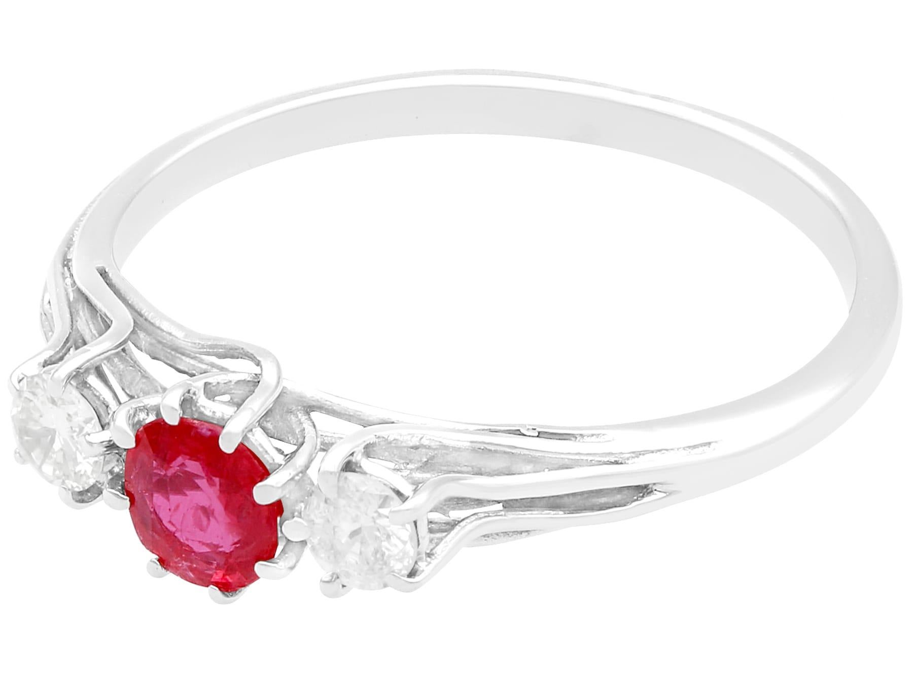 1950s Vintage Ruby and Diamond White Gold Trilogy Ring (Bague trilogie en or blanc avec rubis et diamants) Bon état - En vente à Jesmond, Newcastle Upon Tyne