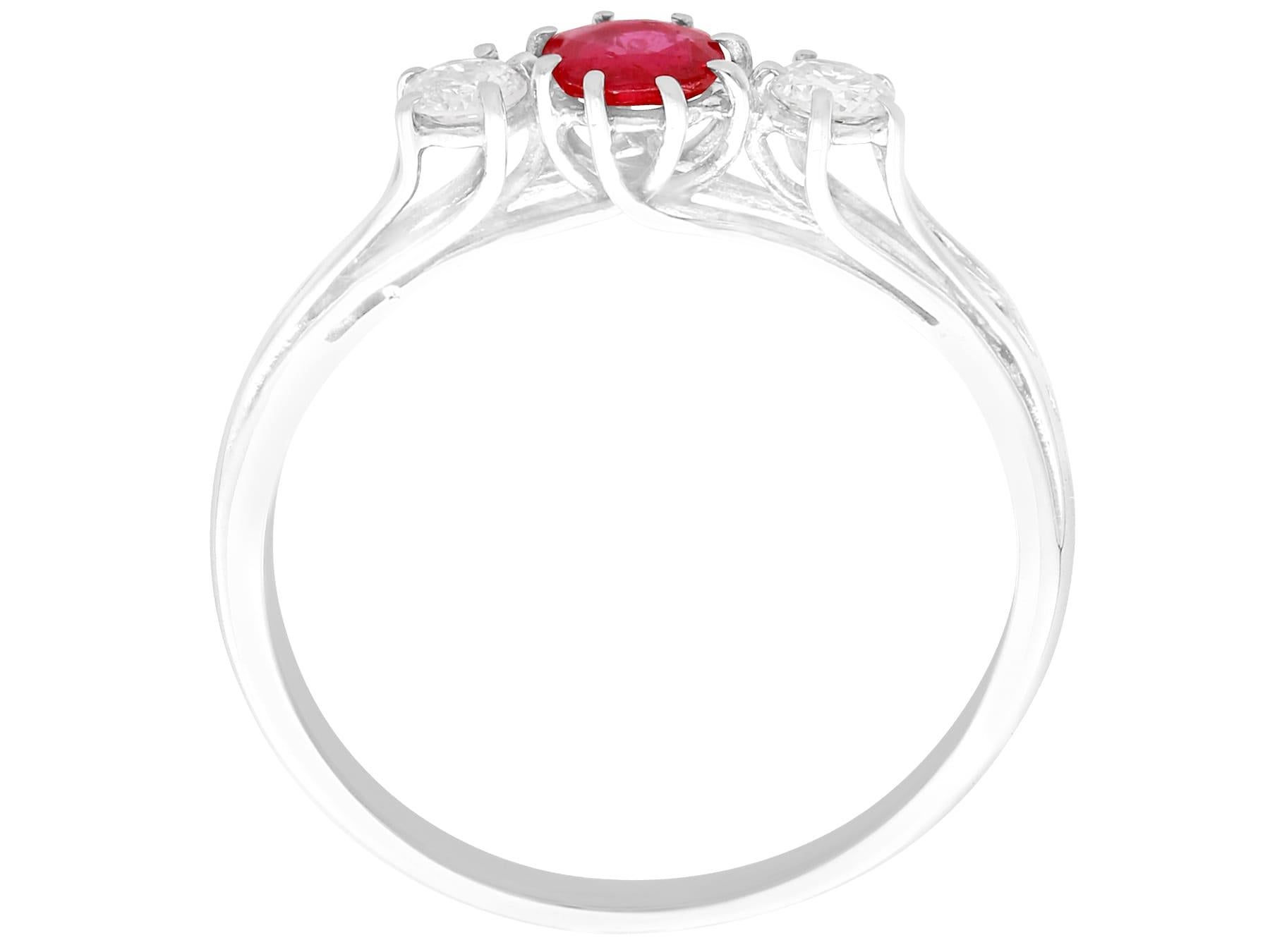 1950s Vintage Ruby and Diamond White Gold Trilogy Ring (Bague trilogie en or blanc avec rubis et diamants) en vente 1