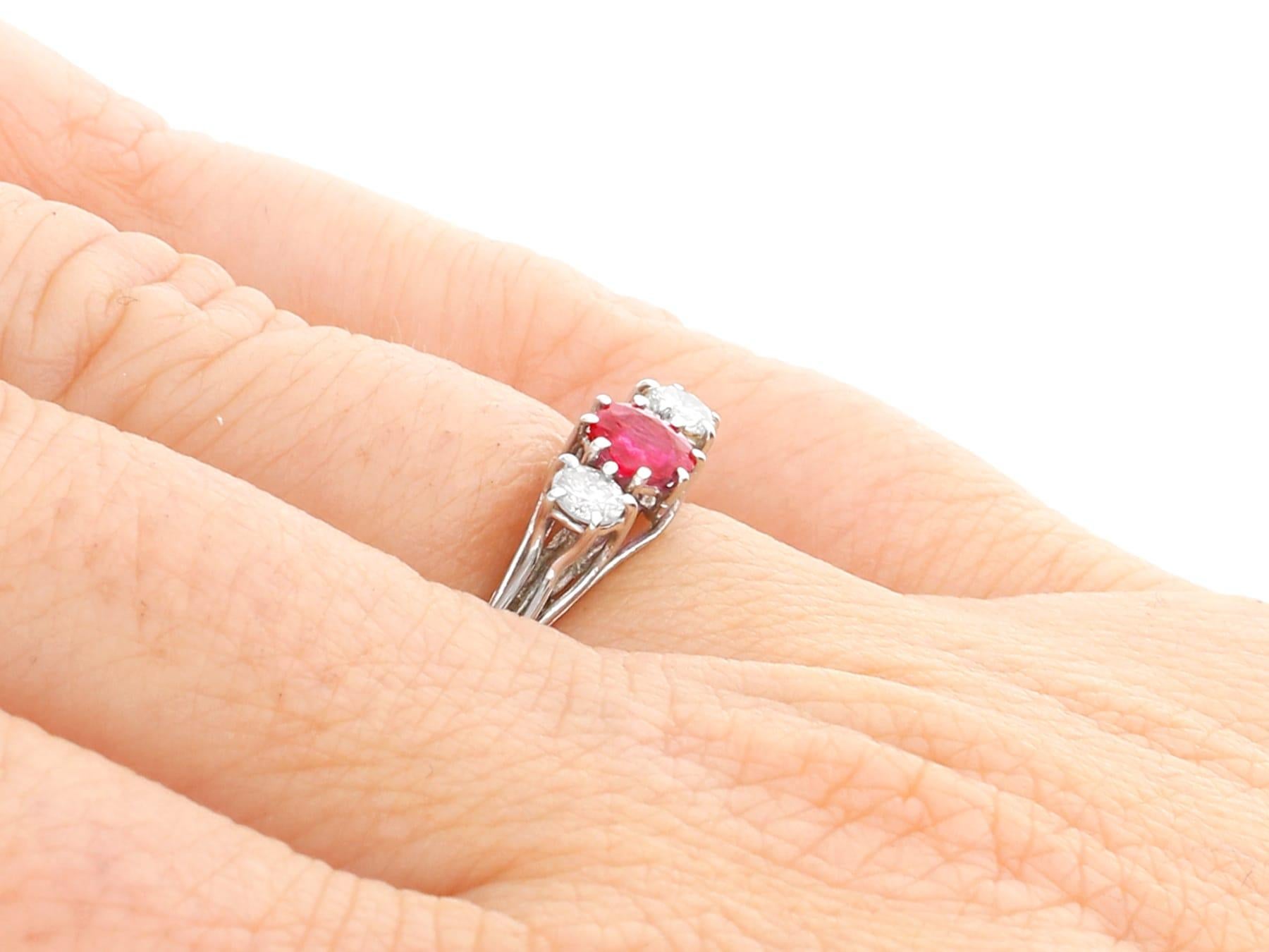 1950s Vintage Ruby and Diamond White Gold Trilogy Ring (Bague trilogie en or blanc avec rubis et diamants) en vente 4