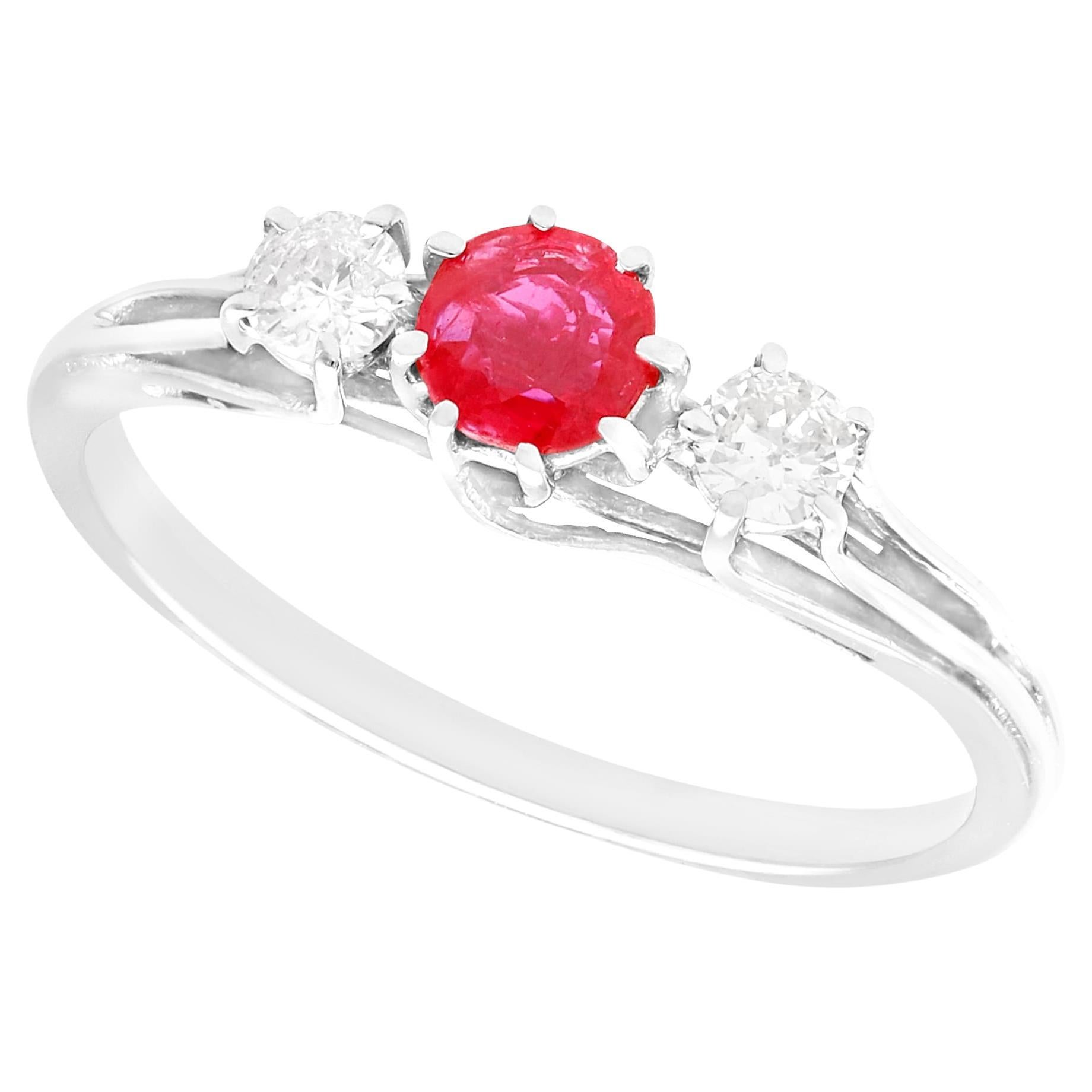 1950s Vintage Ruby and Diamond White Gold Trilogy Ring (Bague trilogie en or blanc avec rubis et diamants) en vente