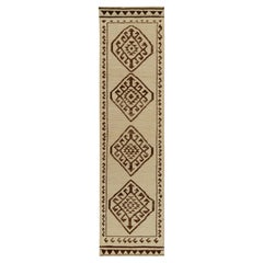 Runner vintage anni 
50 con motivo tribale beige e marrone di Rug 
Kilim
