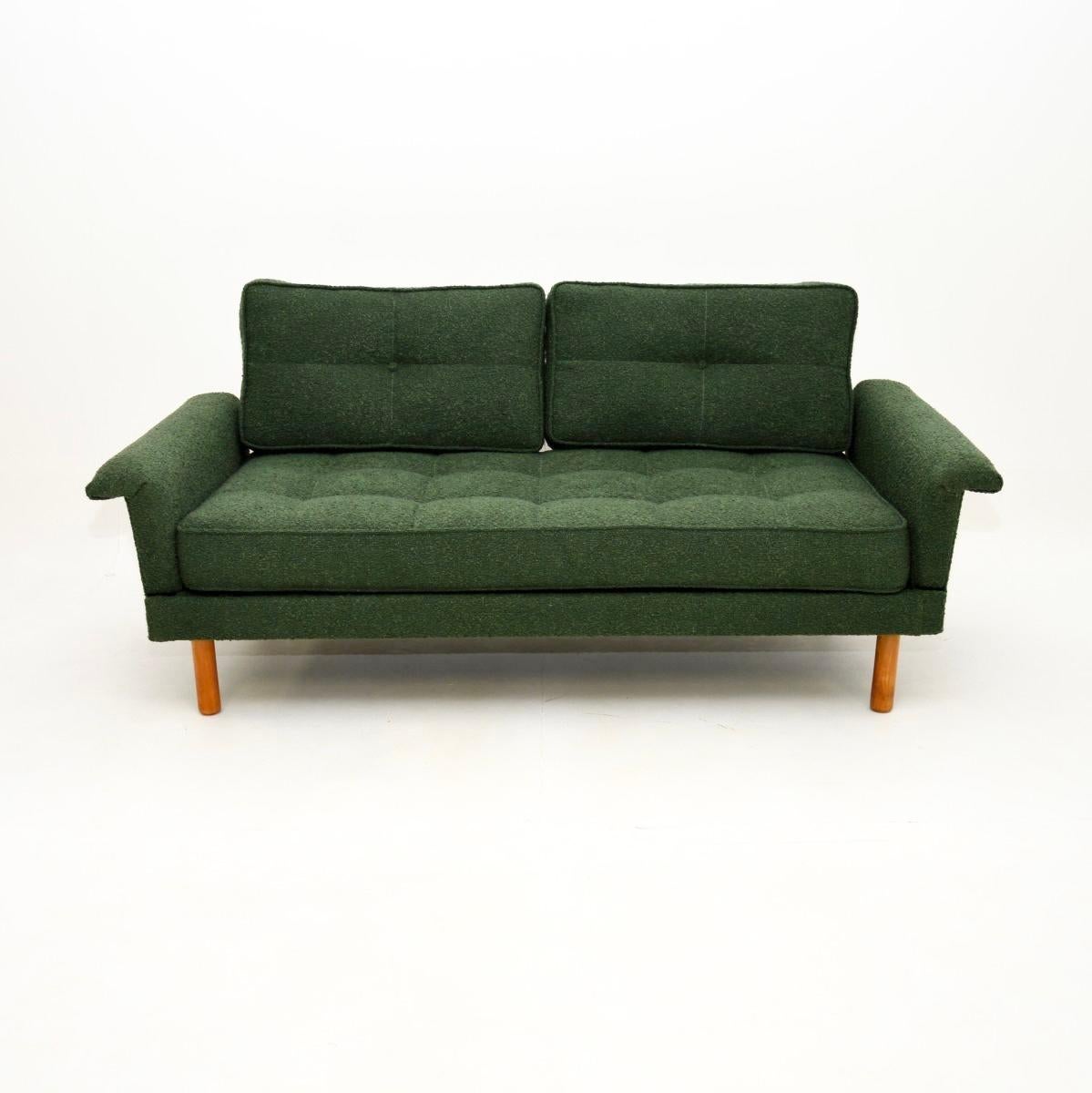 Un canapé-lit vintage des années 1950, élégant et extrêmement confortable, fabriqué en Angleterre.

Il a un beau design et est de grande qualité. Les accoudoirs se relèvent et s'abaissent pour soutenir les coussins du dossier et transformer ce