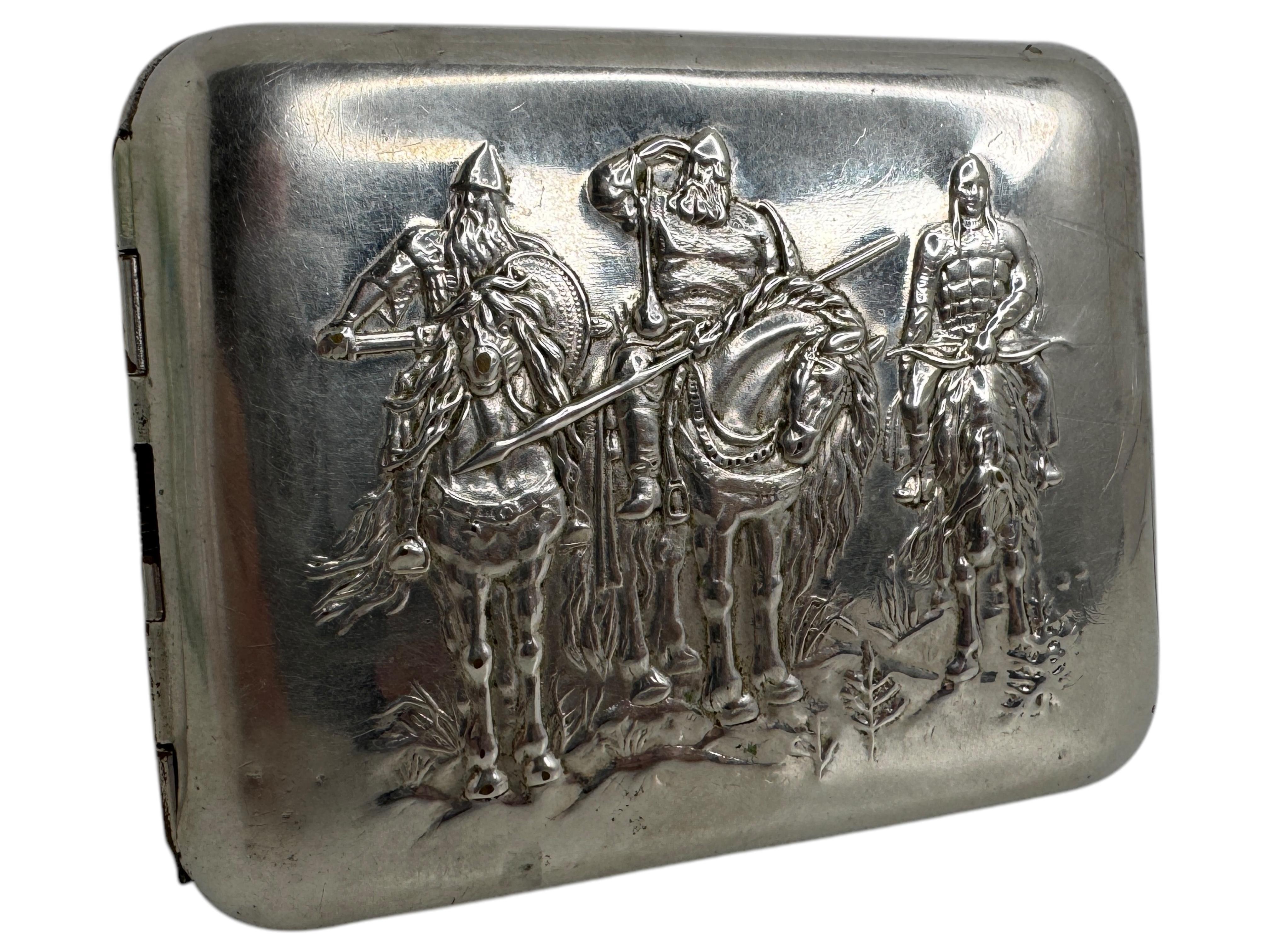 Bellissimo portasigarette in stile Art Deco di un produttore russo. Realizzato in metallo, probabilmente nichel o acciaio. marchio del produttore, anno 1950 circa. Alcune ammaccature e graffi minori commisurati all'età e all'usura. È bello usarlo e