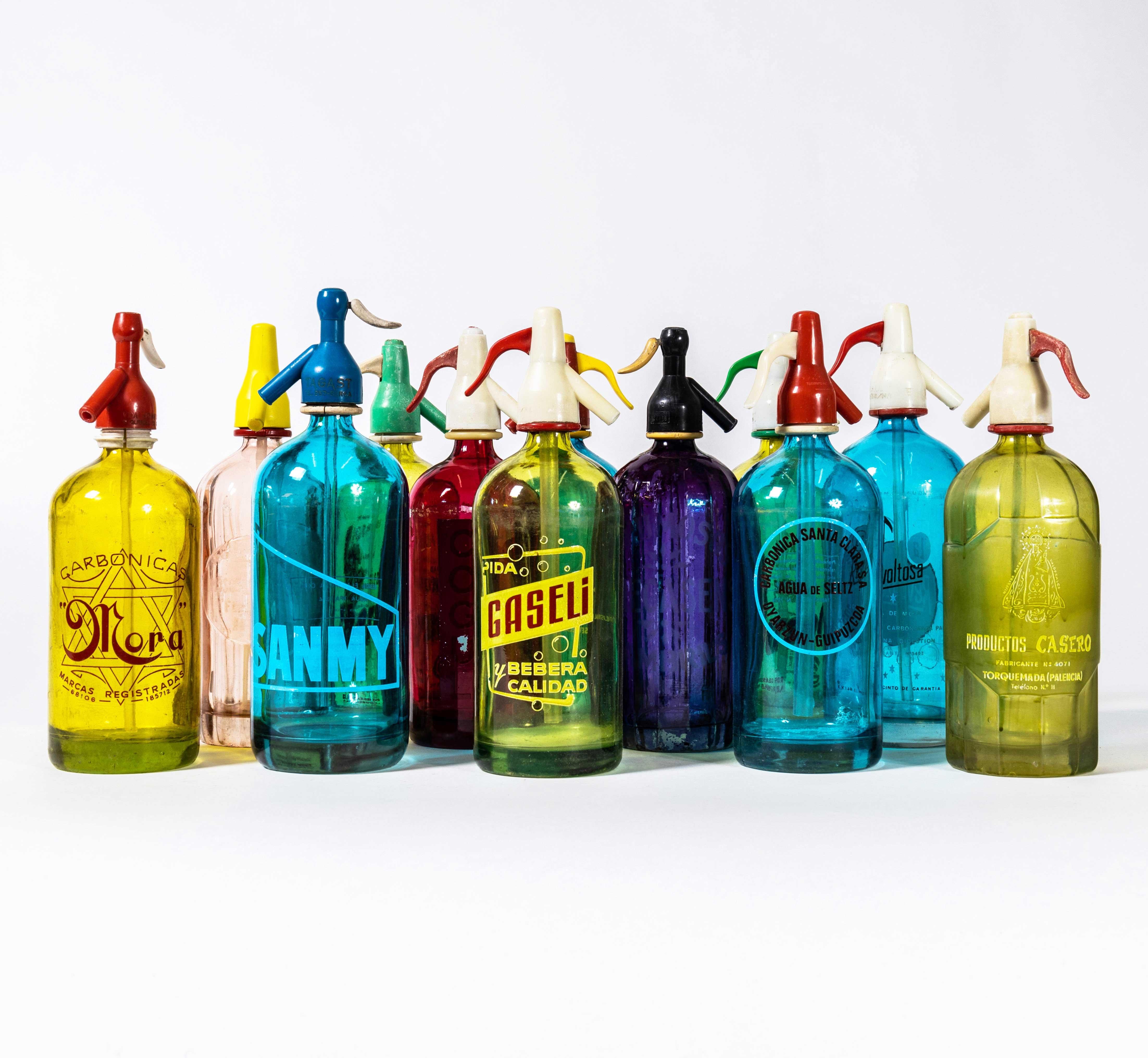 1950's Vintage Spanisch Soda Siphon - farbig. 

Original-Soda-Siphons aus farbigem Glas aus Spanien. Außergewöhnliche Farben und Grafiken, die als Dekorationsartikel verkauft werden. Das Angebot gilt für einen Siphon, zufällige Auswahl. Bitte geben