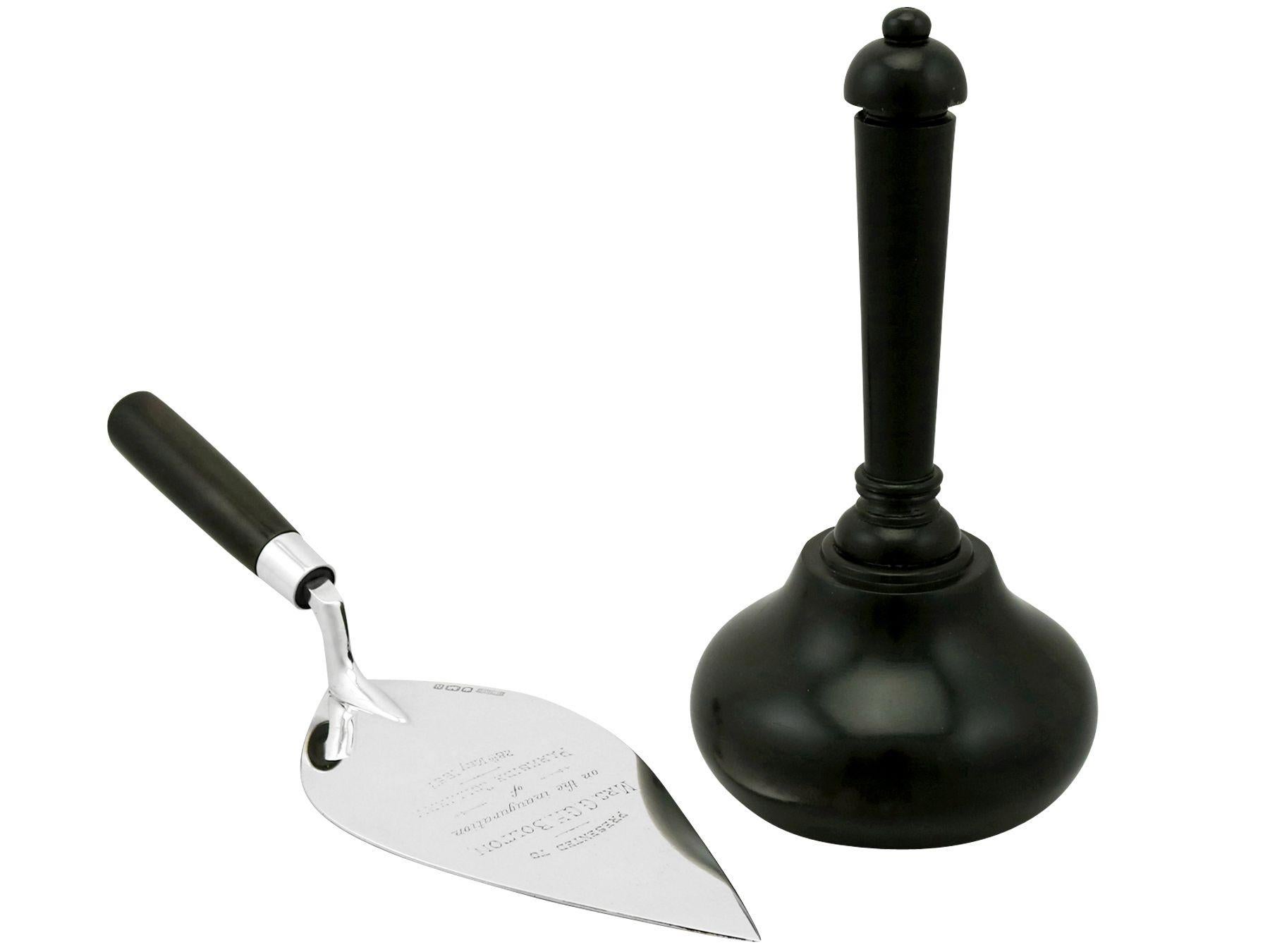 Un eccezionale, raffinato e impressionante set di cazzuole e mazzuoli in argento sterling d'epoca di Elisabetta II, confezionato in scatola; un'aggiunta alla nostra variegata collezione di posate.

Questo eccezionale set di presentazione vintage