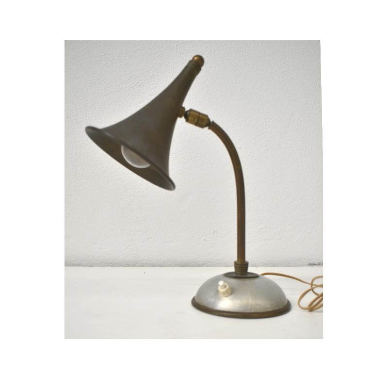 vintage-Lampe aus den 1950er Jahren, italienische Herstellung.
Die Lampe hat eine Messingstruktur.