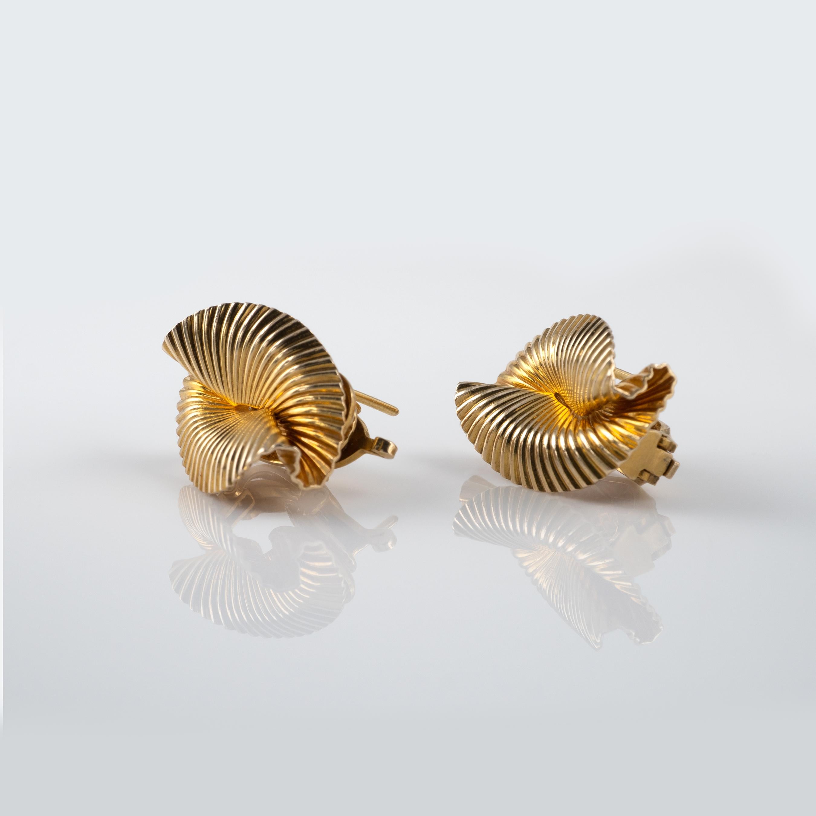 Pair Of Classic 1950S Tiffany & Co Double Fan Earrings 14 Karat Yellow Gold

These fabulous clip earrings are crafted with a fluted (ribbed) texture that is folded into a dynamic fan shape. The backs are stamped with' TIFFANY & CO' and 'PAT 2423905.