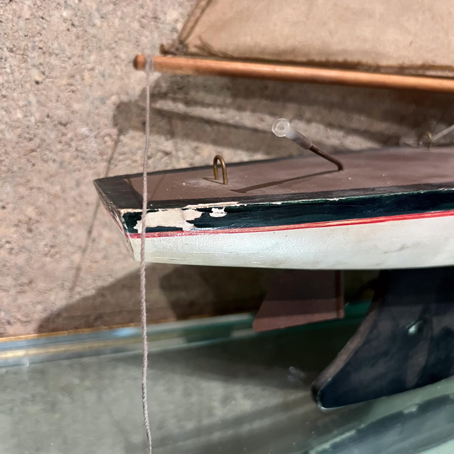 Mid-Century Modern 1950s Vintage Toy Old Pond Boat Wood Sailboat en vente
