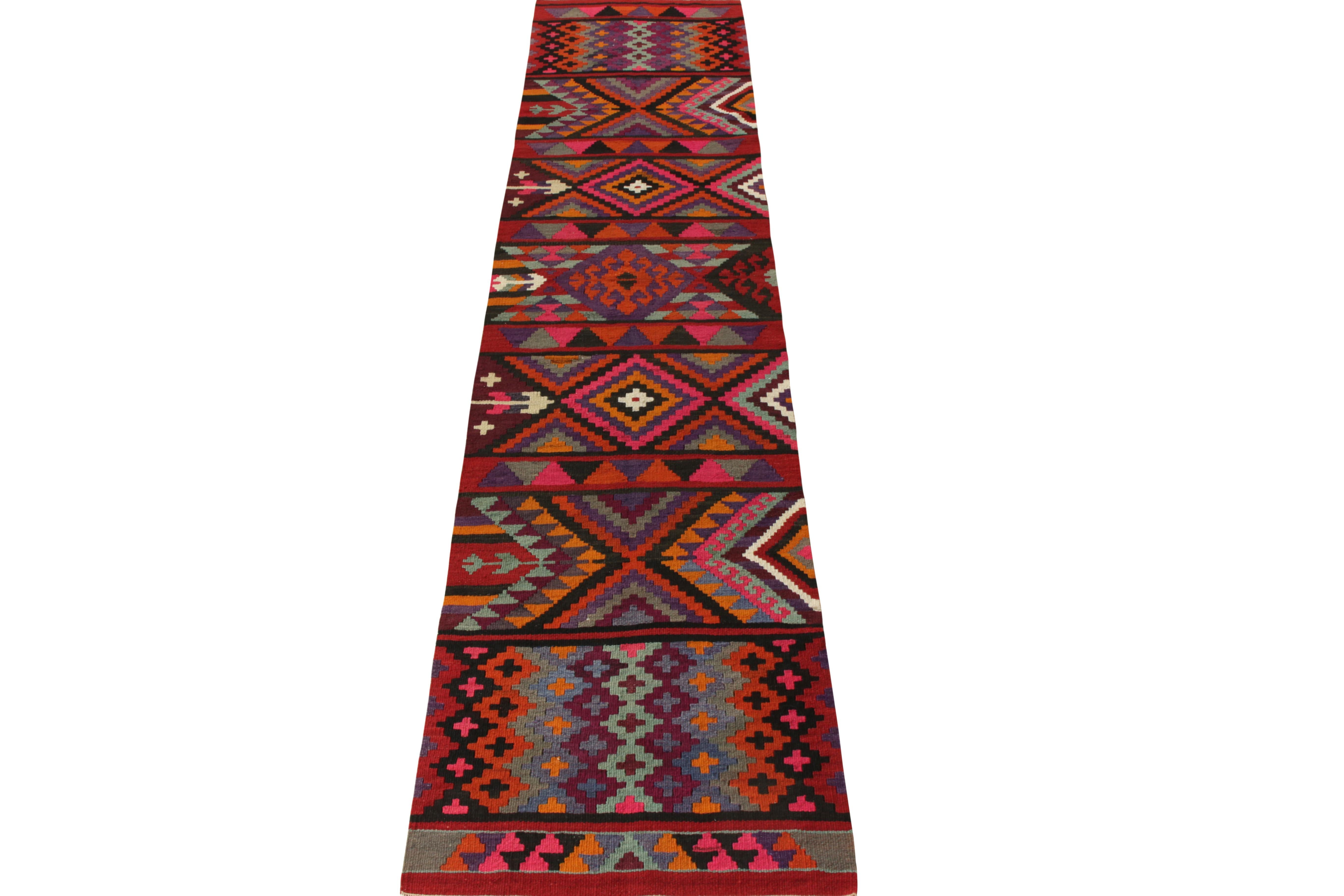 Dieser um 1950-1960 aus Wolle gewebte Läufer aus den 1950er Jahren stammt aus der begehrten Kollektion Kilim & Flachgewebe von Rug & Kilim. Der Kelim-Läufer erstreckt sich über einen geometrischen Maßstab von 2x12 mit einem Design, das