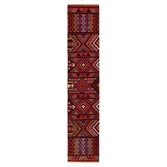 1950er Jahre Vintage Stammes-Kelim-Läufer mit rotem geometrischem Muster von Teppich & Kelim