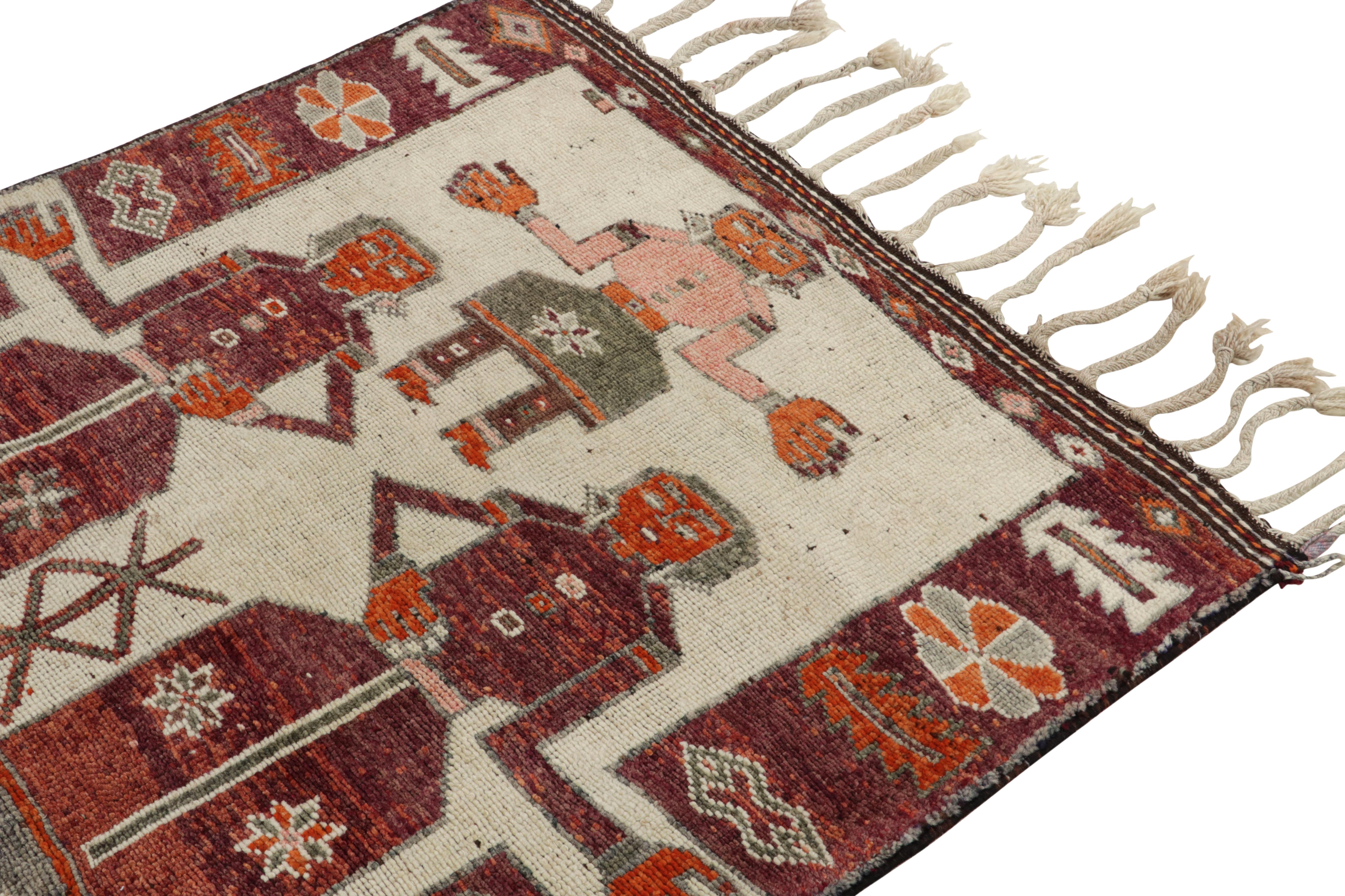 Turco Tappeto tribale vintage degli anni '50 in rosso, sfondo bianco sporco e immagini di Rug & Kilim in vendita
