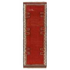 Tapis tribal vintage des années 1950 avec bordure géométrique rouge à champ ouvert et marron de Rug & Kilim