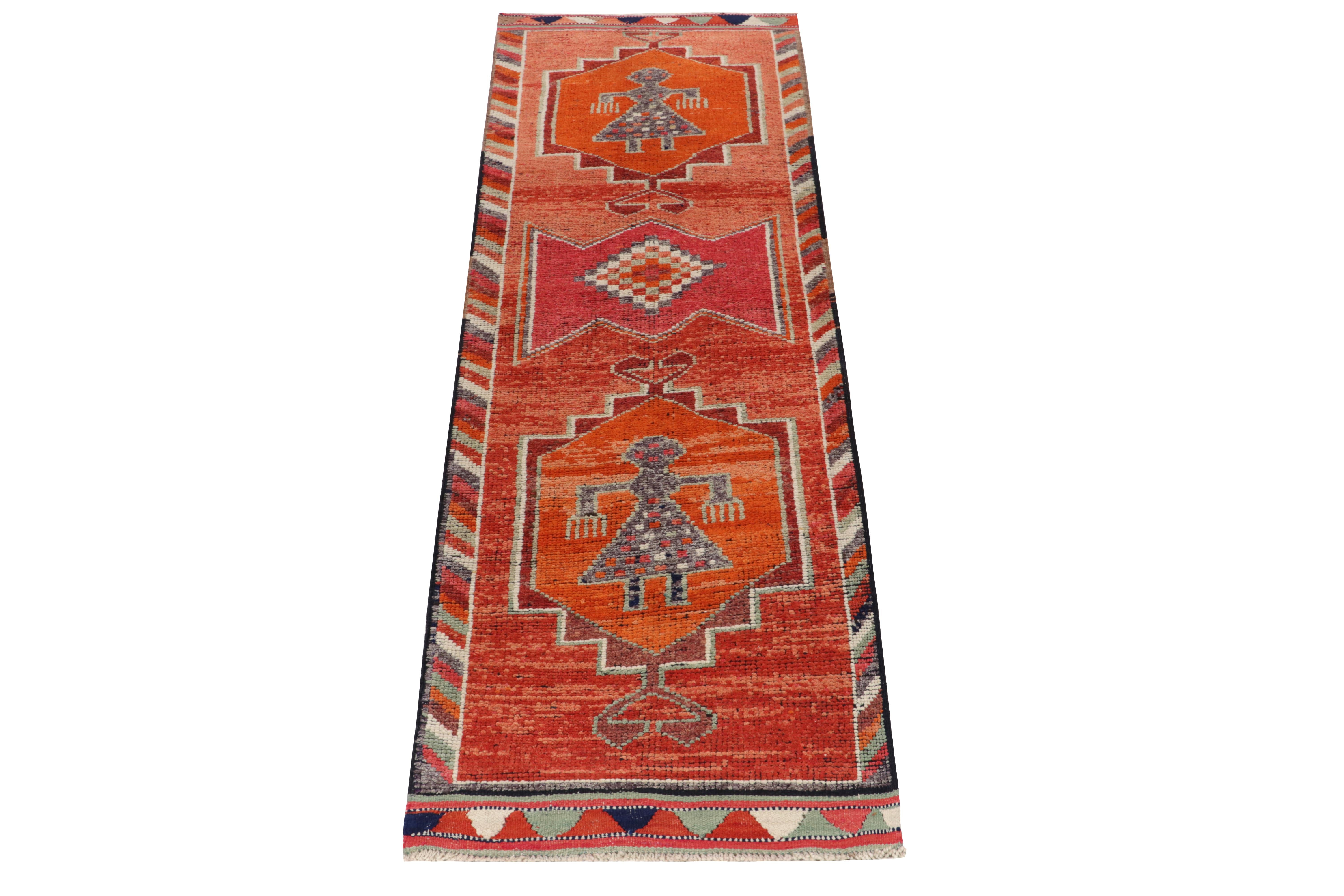 Ein handgeknüpfter Wollteppich im Format 4x12 aus der neuesten Kollektion von Rug & Kilim mit seltenen Stammesfunden. 

Das aus der Türkei stammende Design (ca. 1950-1960) zeigt traditionelle Motive und ungewöhnliche Bildmotive auf dem Feld in