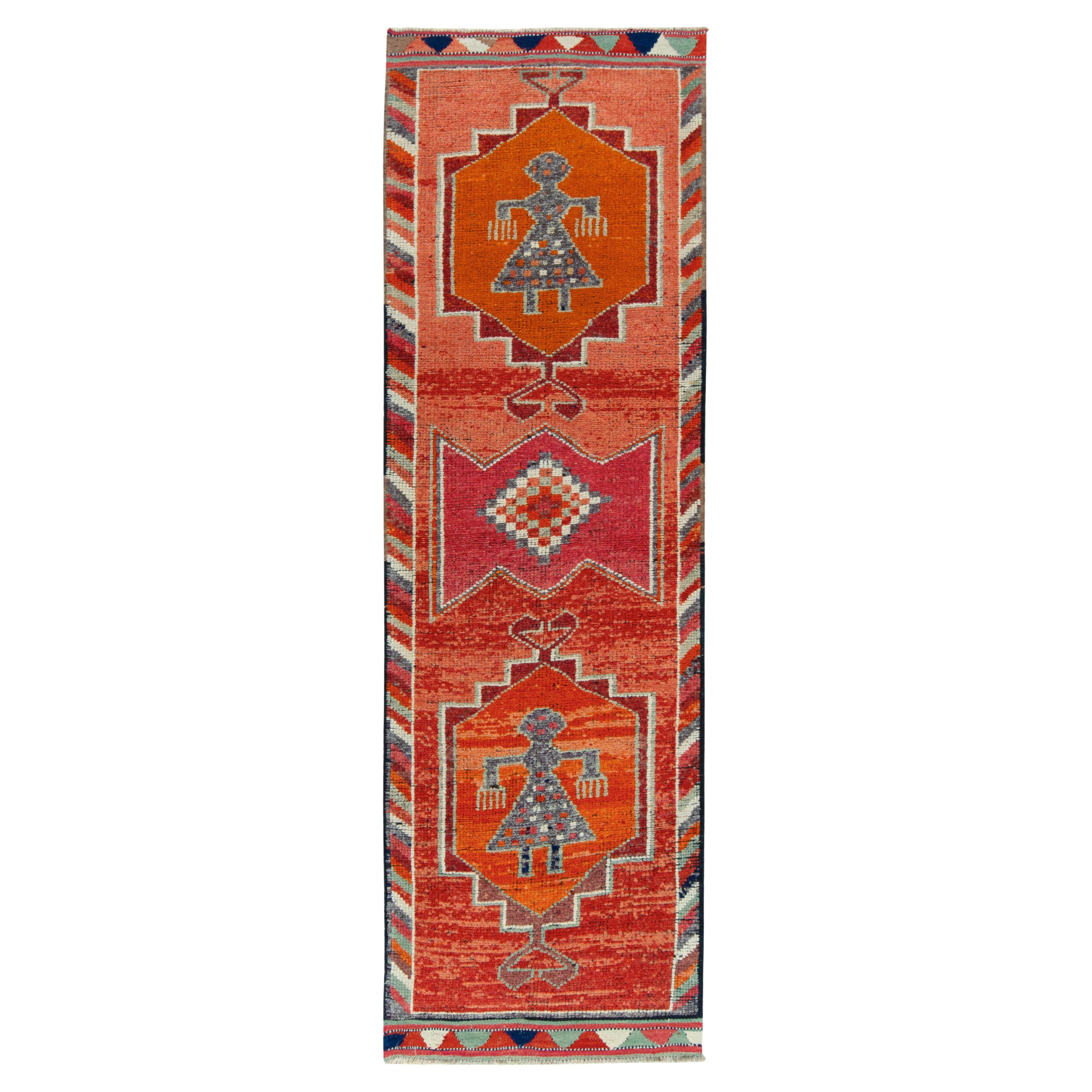 Tapis tribal vintage des années 1950 à motifs rouges, oranges et géométriques de Rug & Kilim