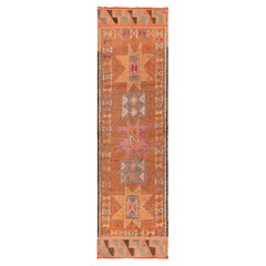 Tapis de couloir tribal vintage des années 1950 à motif de médaillon orange, gris et rose par Rug & Kilim