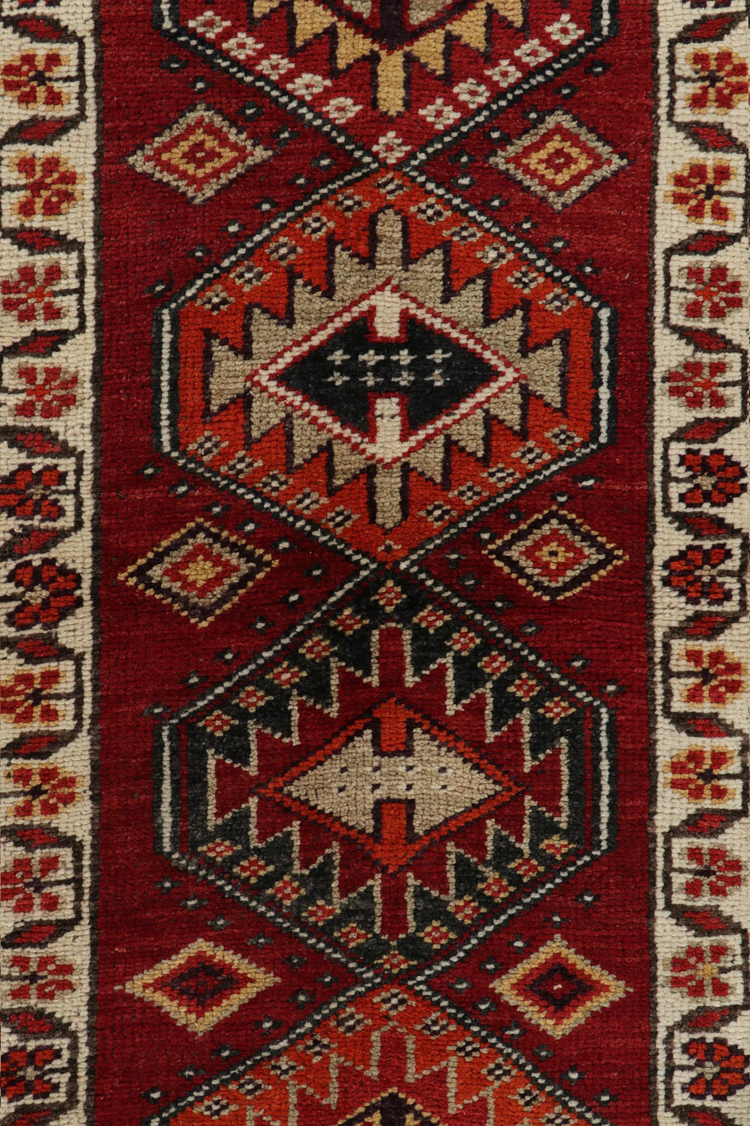 1950er Jahre Vintage Stammes-Läufer in Rot und Braun mit geometrischen Mustern von Teppich & Kelim (Handgeknüpft) im Angebot