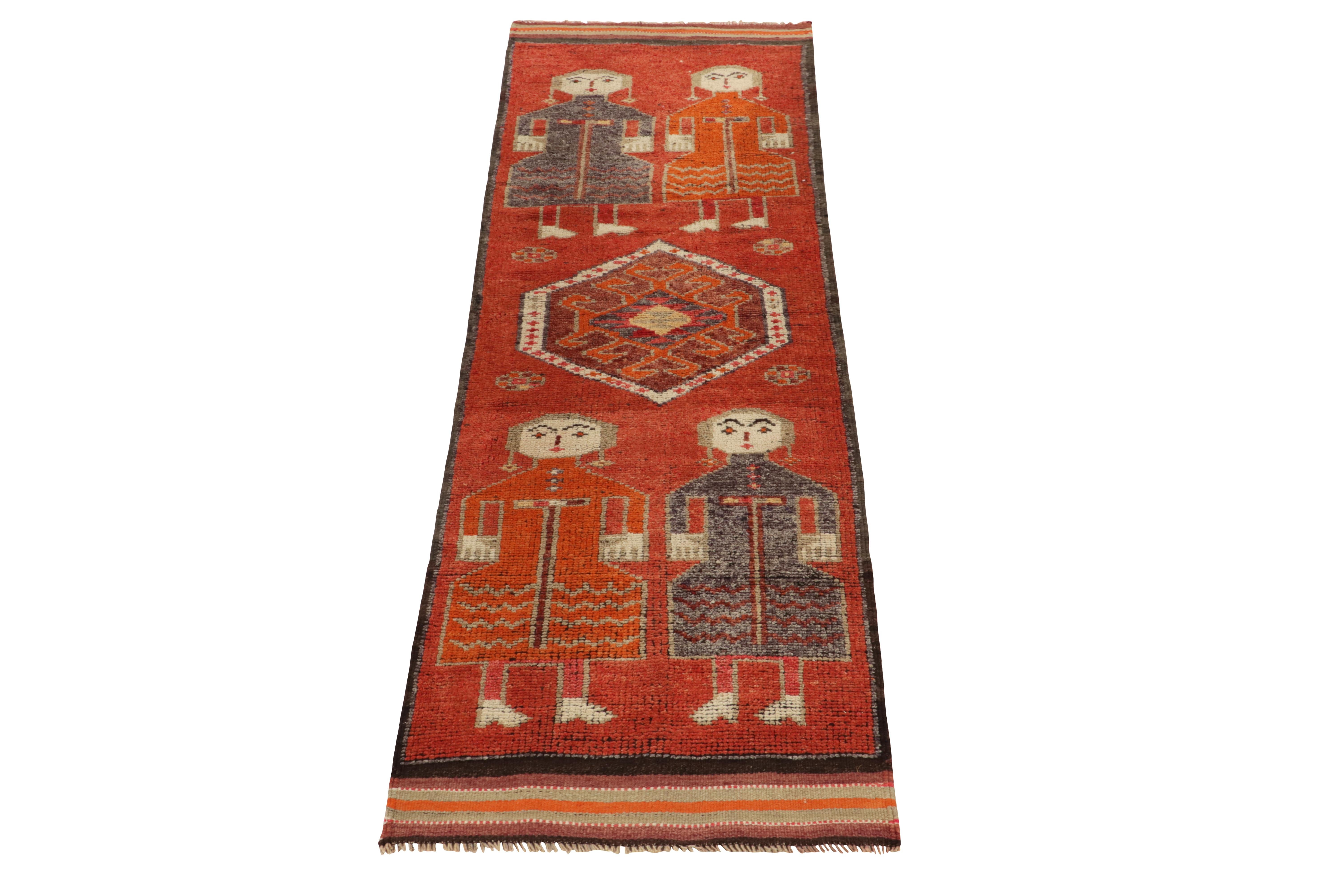 Anudada a mano en lana, una alfombra de 3x10 de la última colección de piezas tribales raras de Rug & Kilim. Originaria de Turquía, circa 1950-1960, una pieza de cultura tan decorativa como coleccionable. 

La alfombra goza de pictóricos humanos