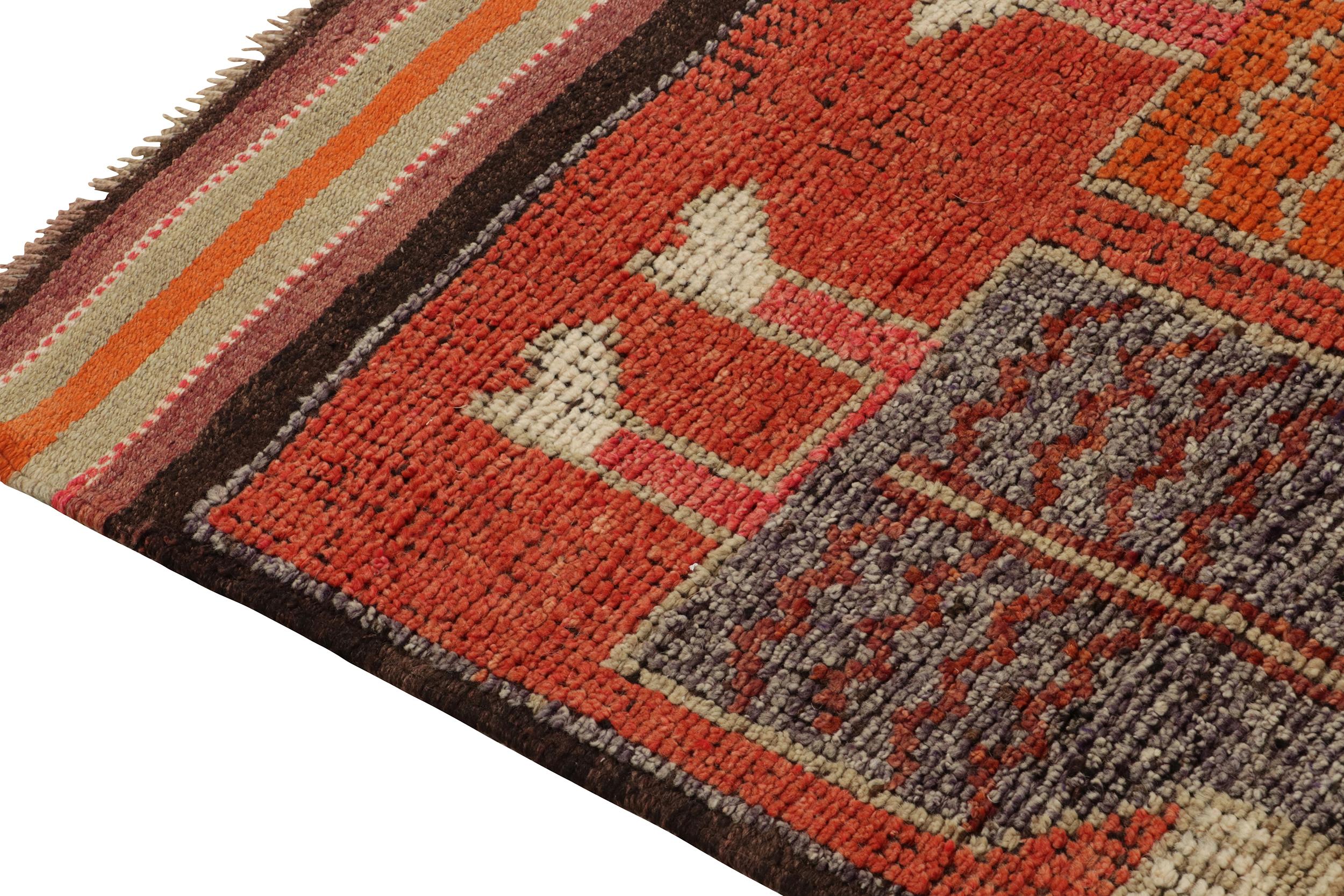Corredor tribal vintage de los años 50 en medallón pictórico rojo y naranja by Rug & Kilim Anudado a mano en venta