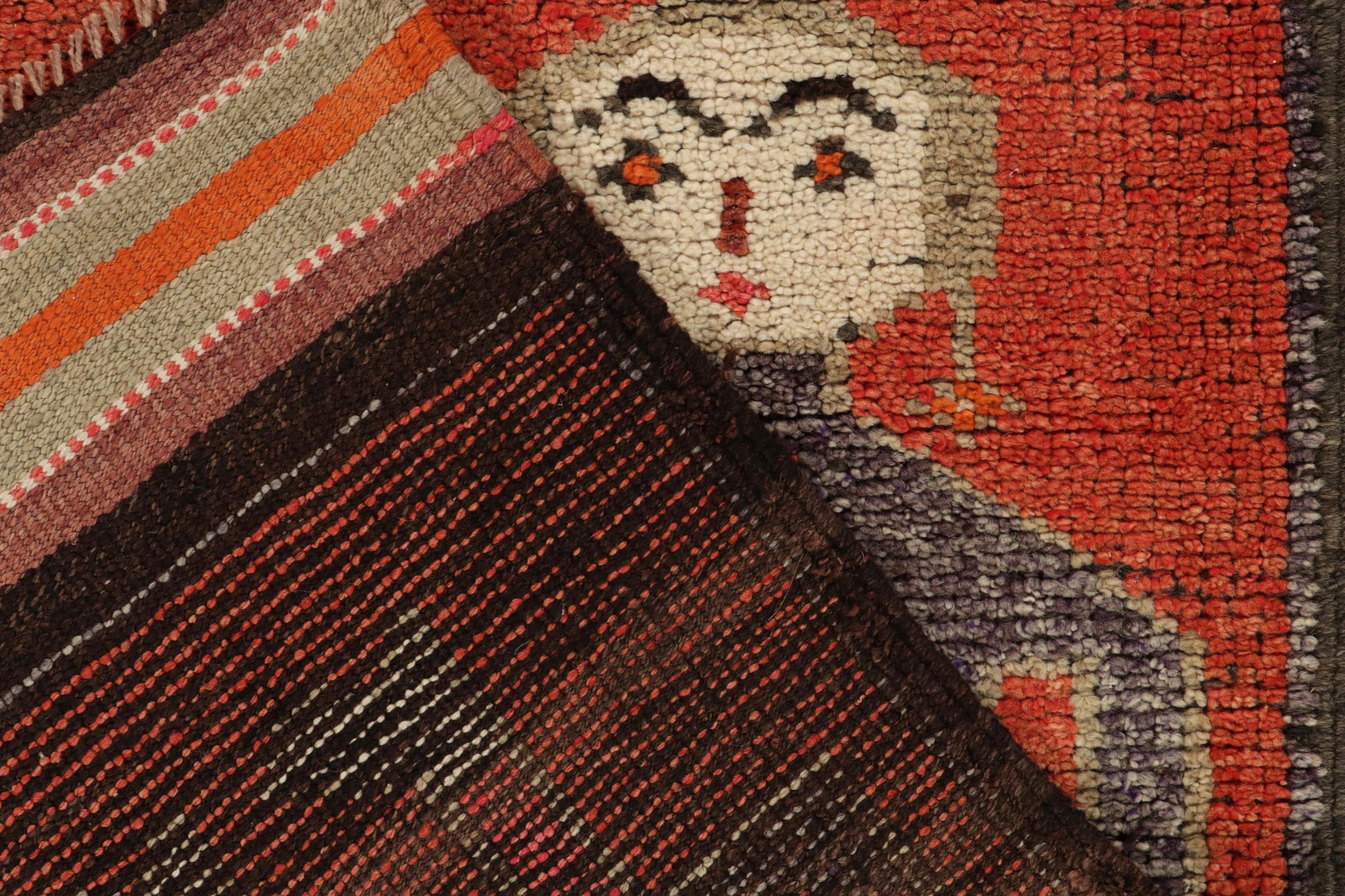 Corredor tribal vintage de los años 50 en medallón pictórico rojo y naranja by Rug & Kilim en Bueno estado para la venta en Long Island City, NY